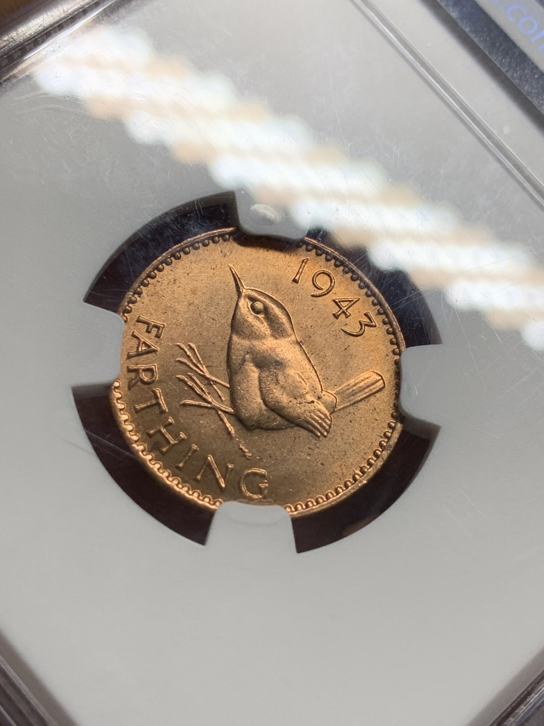 《竞宝斋》第98场-本周日，周一2场连拍（全场不限金额包邮） NGC-MS65RD 英国 1943年 亚军分 乔治六世 小鸟 1/4便士 铜币 更高分仅一枚 卷拆极美品 非常漂亮