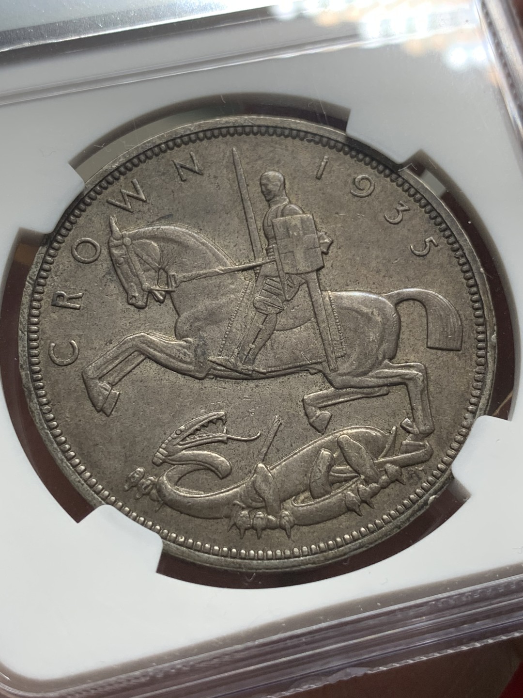 《竞宝斋》第98场-本周日，周一2场连拍（全场不限金额包邮） NGC AU55 英国 1935年 乔五 木马剑银币 原味包浆 状态不错