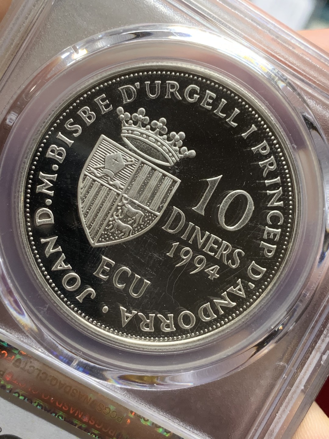 《竞宝斋》第98场-本周日，周一2场连拍（全场不限金额包邮） PCGS-PR65DCAM 1994年 安道尔10第纳尔精制大银，加入联合国纪念，手抚地球的长发女神。盒子有小磕，保存无碍。见图