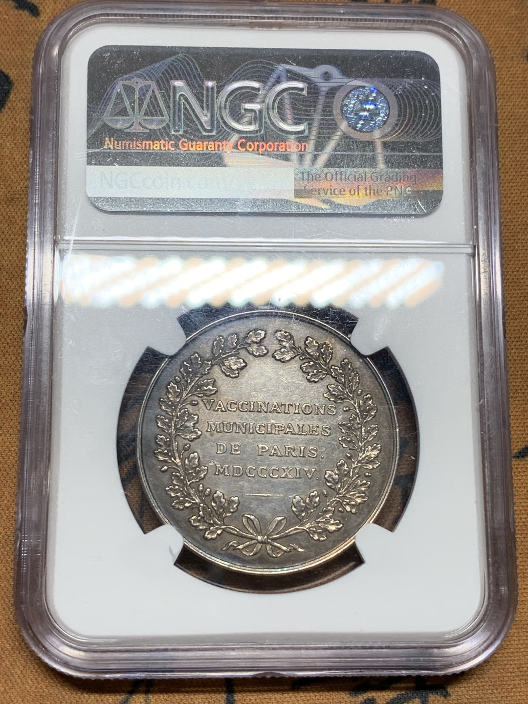 《竞宝斋》第98场-本周日，周一2场连拍（全场不限金额包邮） NGC AU58 法国1814年 接种牛痘纪念银章 直径33mm，黑包浆，环彩，高浮雕