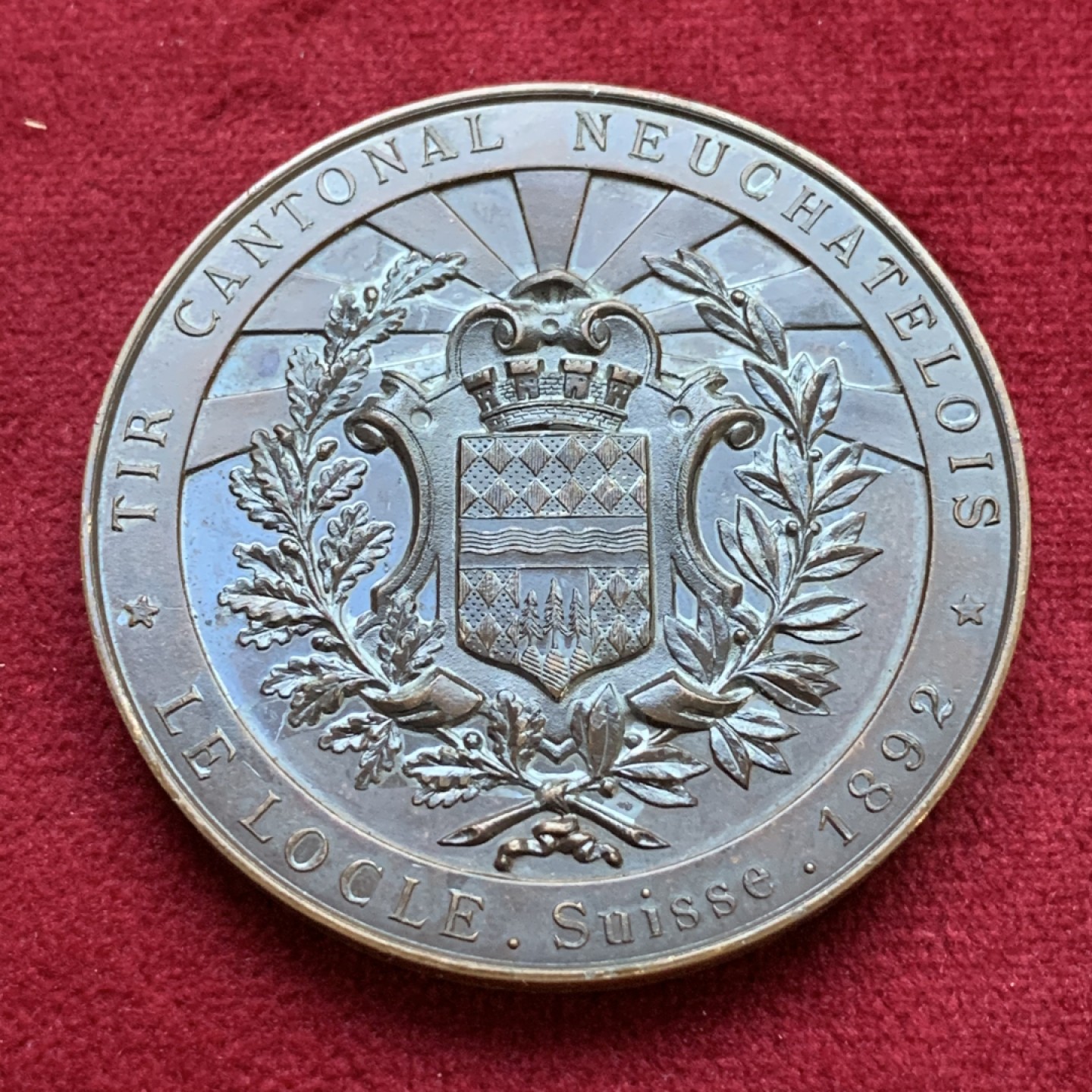 《竞宝斋》第98场-本周日，周一2场连拍（全场不限金额包邮） 瑞士1892力洛克射击节铜章原盒 表面有出厂清漆 所以品相保护的很好45mm42.7克