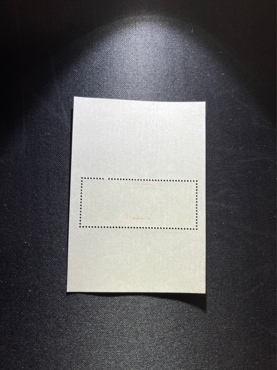 洪涛臻品 精选邮票限时拍卖第三十八期 ✦大龙小型张1枚✦  拍品是1枚，拍品为实图，新拆盒中间抽了一枚品相无瑕疵的，朋友的大龙评级99分卖了1.2万，全程带硅胶手套拆，不碰金粉，票没有触痕，收藏或者搏高分的老板留意下！！全品可直接评级