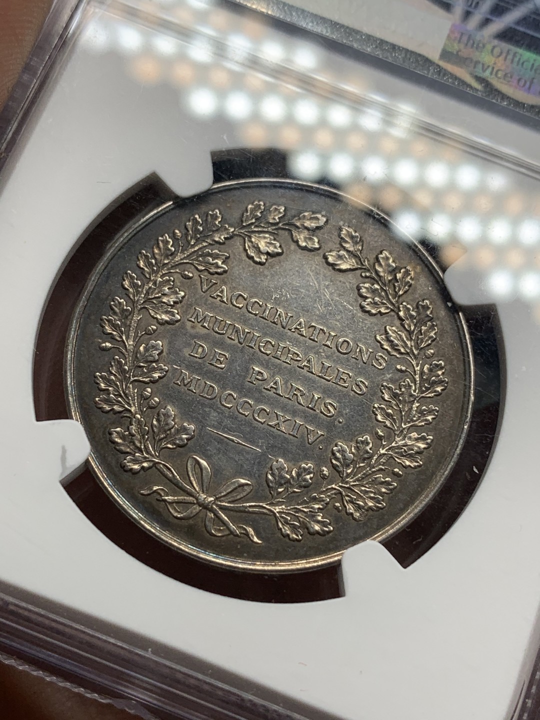 《竞宝斋》第98场-本周日，周一2场连拍（全场不限金额包邮） NGC AU58 法国1814年 接种牛痘纪念银章 直径33mm，黑包浆，环彩，高浮雕