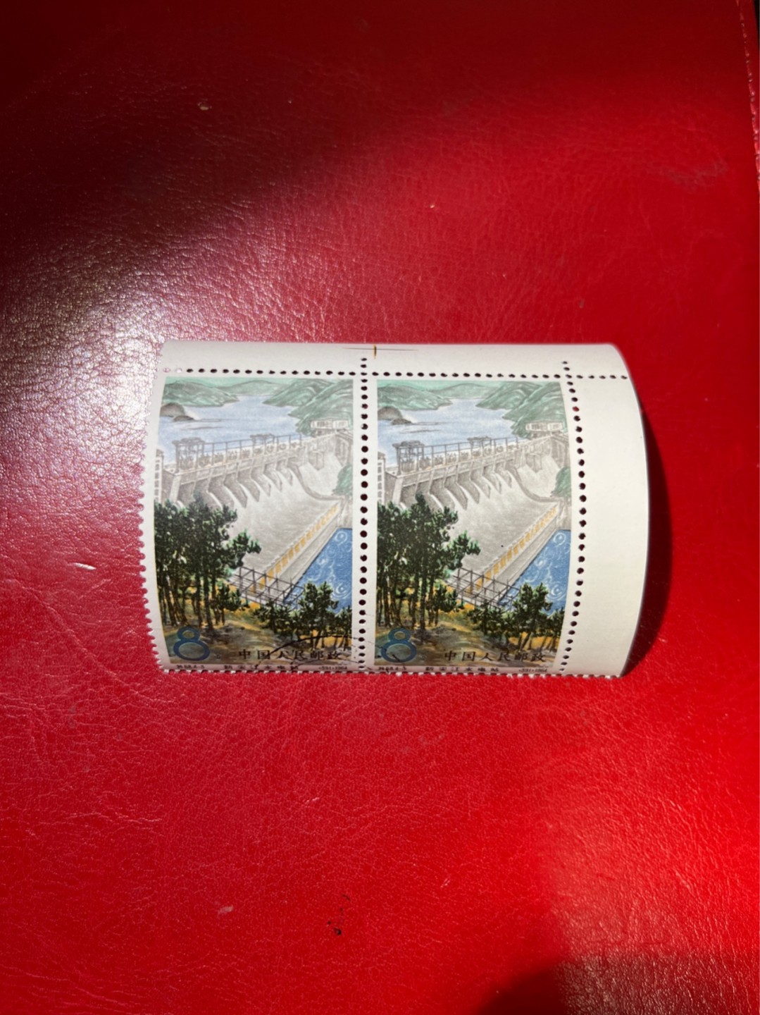 洪涛臻品 精选邮票限时拍卖第三十八期 特68新安江4-3盖销 2连，品相可以用完美形容，色线， 版撕全品嘎嘎绝，背胶雪白。解放初的经典票，整版撕开，面艳胶白，票挺洁净，齿孔完美，收藏评级两相宜。老纪特的版票资源十分稀缺难寻，机会来临时必须抓住。