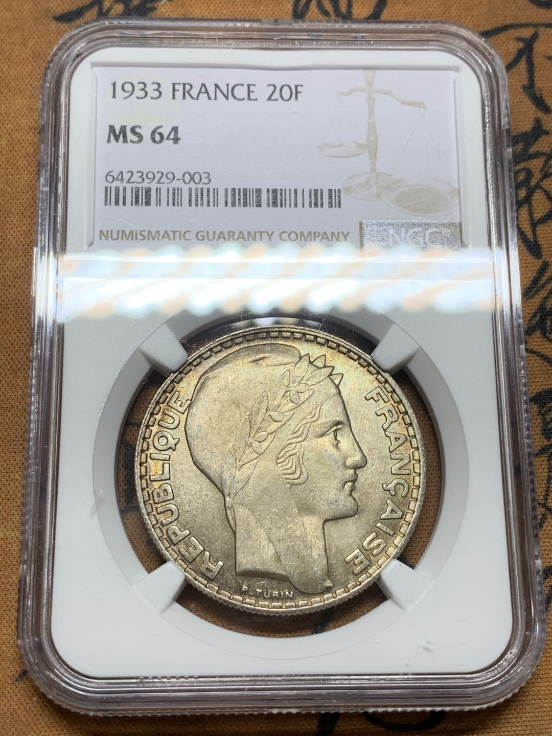 《竞宝斋》第98场-本周日，周一2场连拍（全场不限金额包邮） 第三名 NGC-MS64 法国1933年谷物女神 20法郎大银币 原光带彩 很普通的品种但是一般见到的就是XF品 这枚是顶级品相了