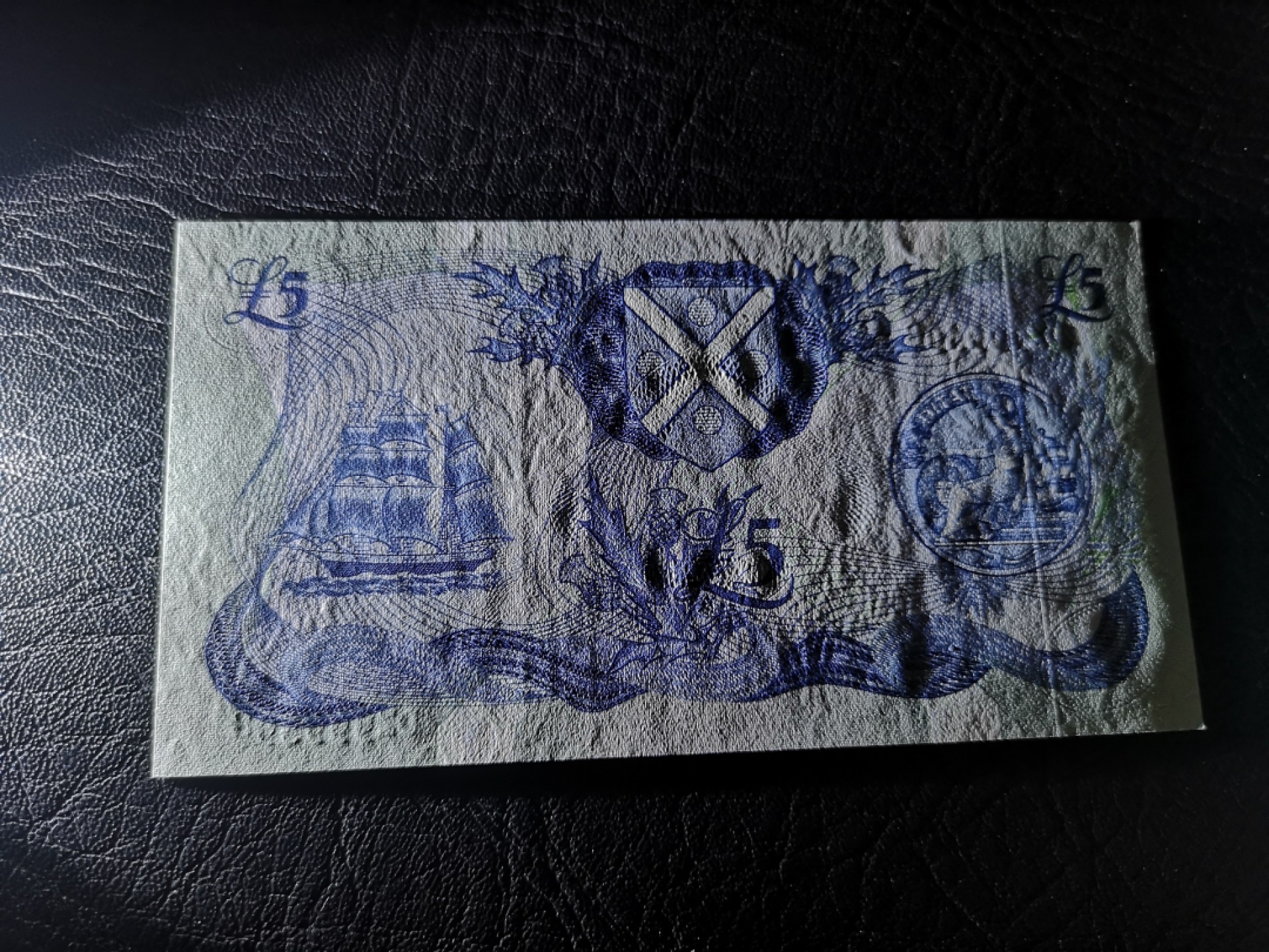 《外钞收藏家》第二百零五期 苏格兰经典专场👍 苏格兰银行-1988-1镑	E/3 0394052	 P-111  全新有一个极小的荧光瑕疵  另一张苏格兰银行-1988-5镑	DZ 999598	P-112疑似有折 两张一起