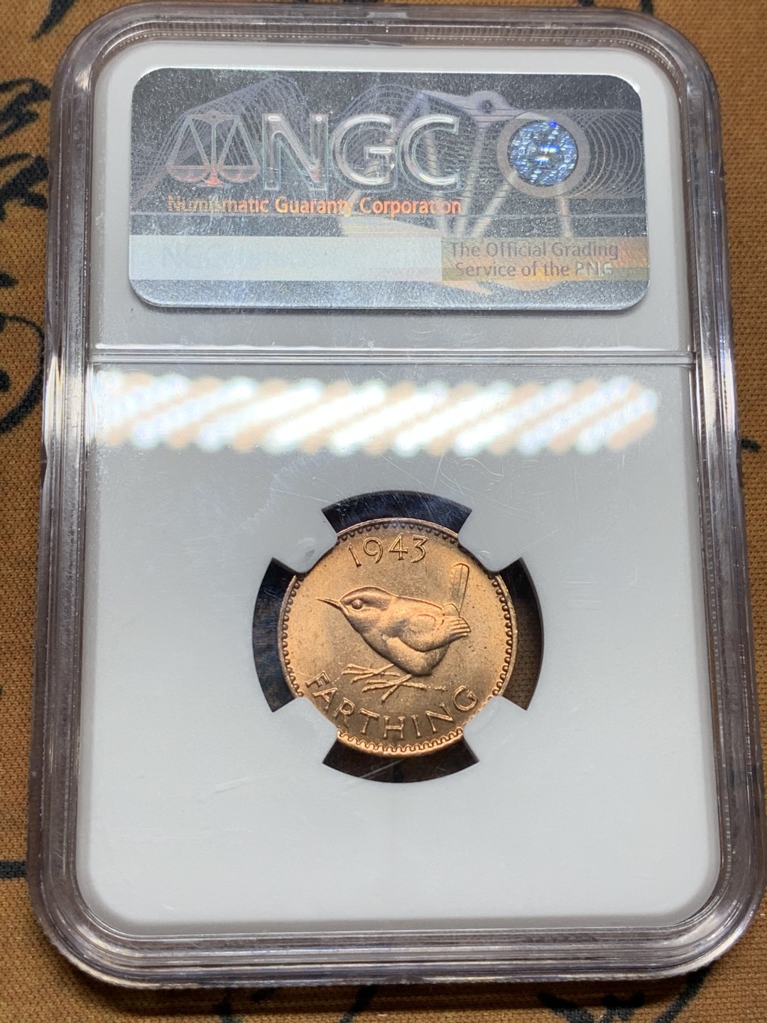 《竞宝斋》第98场-本周日，周一2场连拍（全场不限金额包邮） NGC-MS65RD 英国 1943年 亚军分 乔治六世 小鸟 1/4便士 铜币 更高分仅一枚 卷拆极美品 非常漂亮