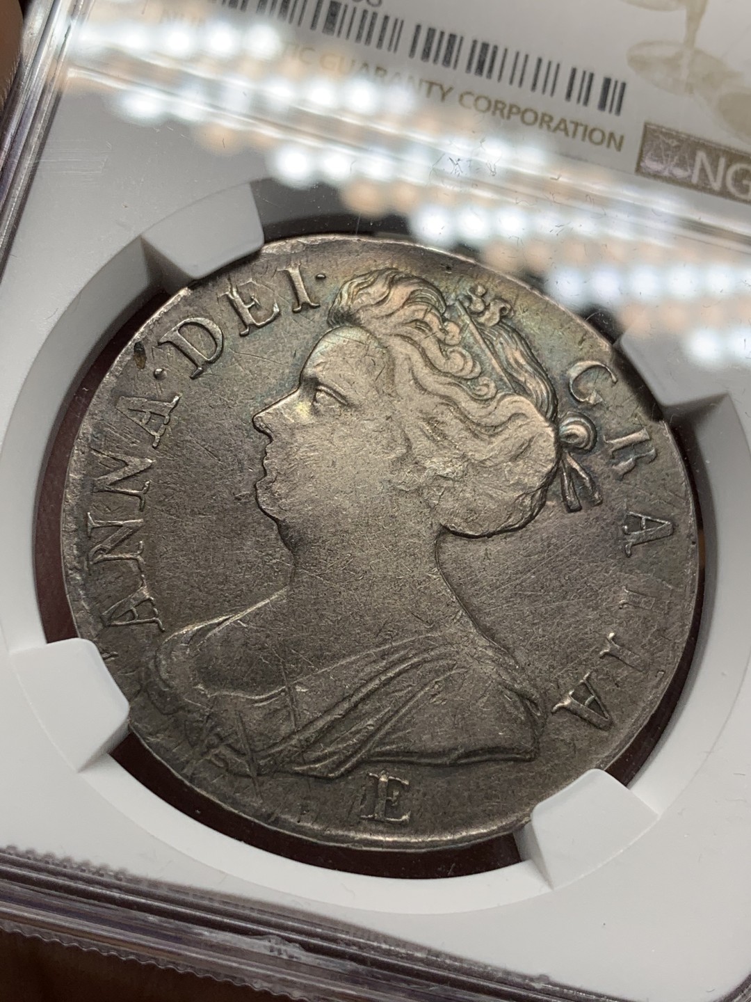 《竞宝斋》第98场-本周日，周一2场连拍（全场不限金额包邮） NGC-VFD 英国1708年E版安妮女王1克朗大银币 爱丁堡厂少见！持续涨价品种！