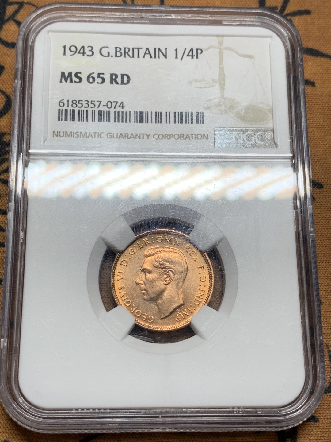 《竞宝斋》第98场-本周日，周一2场连拍（全场不限金额包邮） NGC-MS65RD 英国 1943年 亚军分 乔治六世 小鸟 1/4便士 铜币 更高分仅一枚 卷拆极美品 非常漂亮