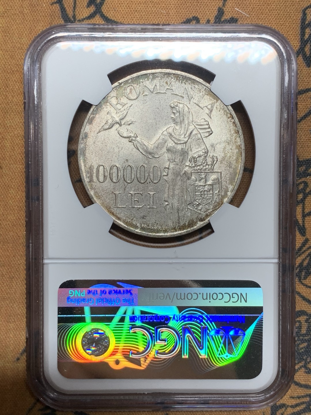 《竞宝斋》第98场-本周日，周一2场连拍（全场不限金额包邮） NGC-MS62 罗马尼亚1946年 100000列伊大银币 原光带金彩 非常漂亮