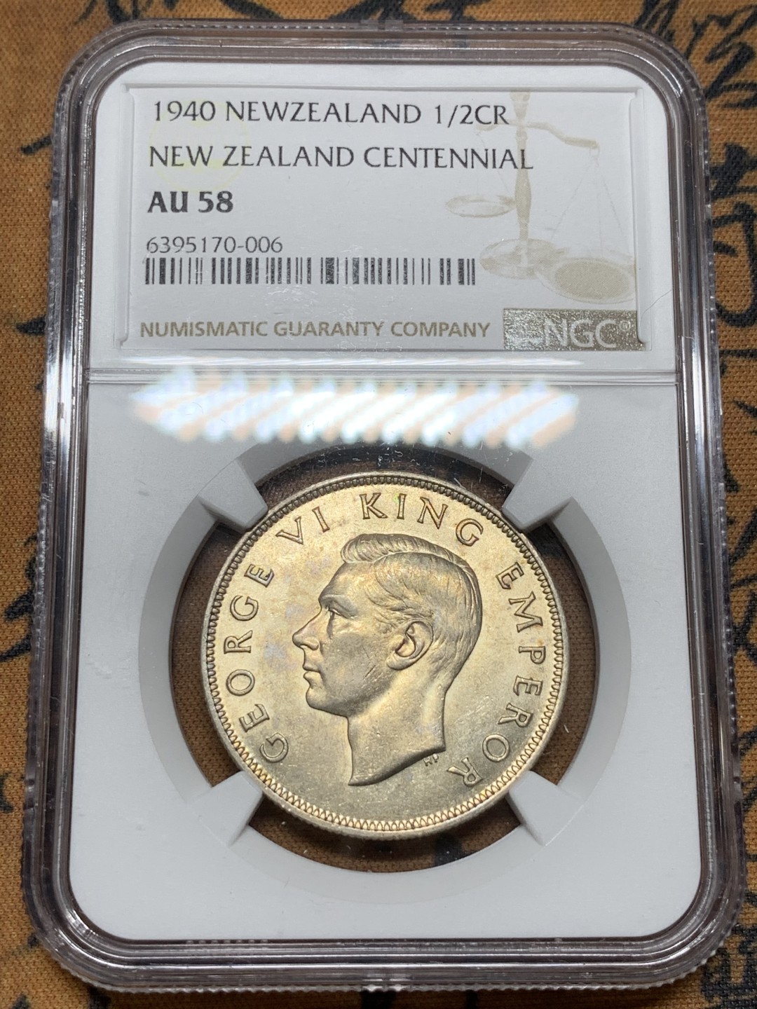 《竞宝斋》第98场-本周日，周一2场连拍（全场不限金额包邮） NGC-AU58 新西兰1940年 乔六 百年纪念 1/2克朗银币 常见一般1克朗多 半圆面值非常少见
