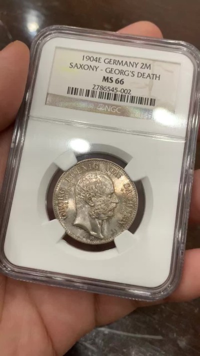 《竞宝斋》第98场-本周日，周一2场连拍（全场不限金额包邮） NGC-MS66 德国萨克森1904E乔治纪念2马克银币，机油转光，少见好品！
