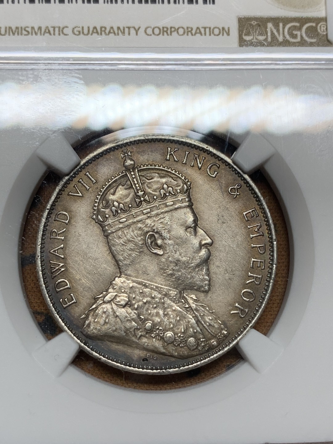 《竞宝斋》第98场-本周日，周一2场连拍（全场不限金额包邮） NGC-XFD 香港 1905年 爱七 半圆 银币，老熟均匀包浆，观感绝佳