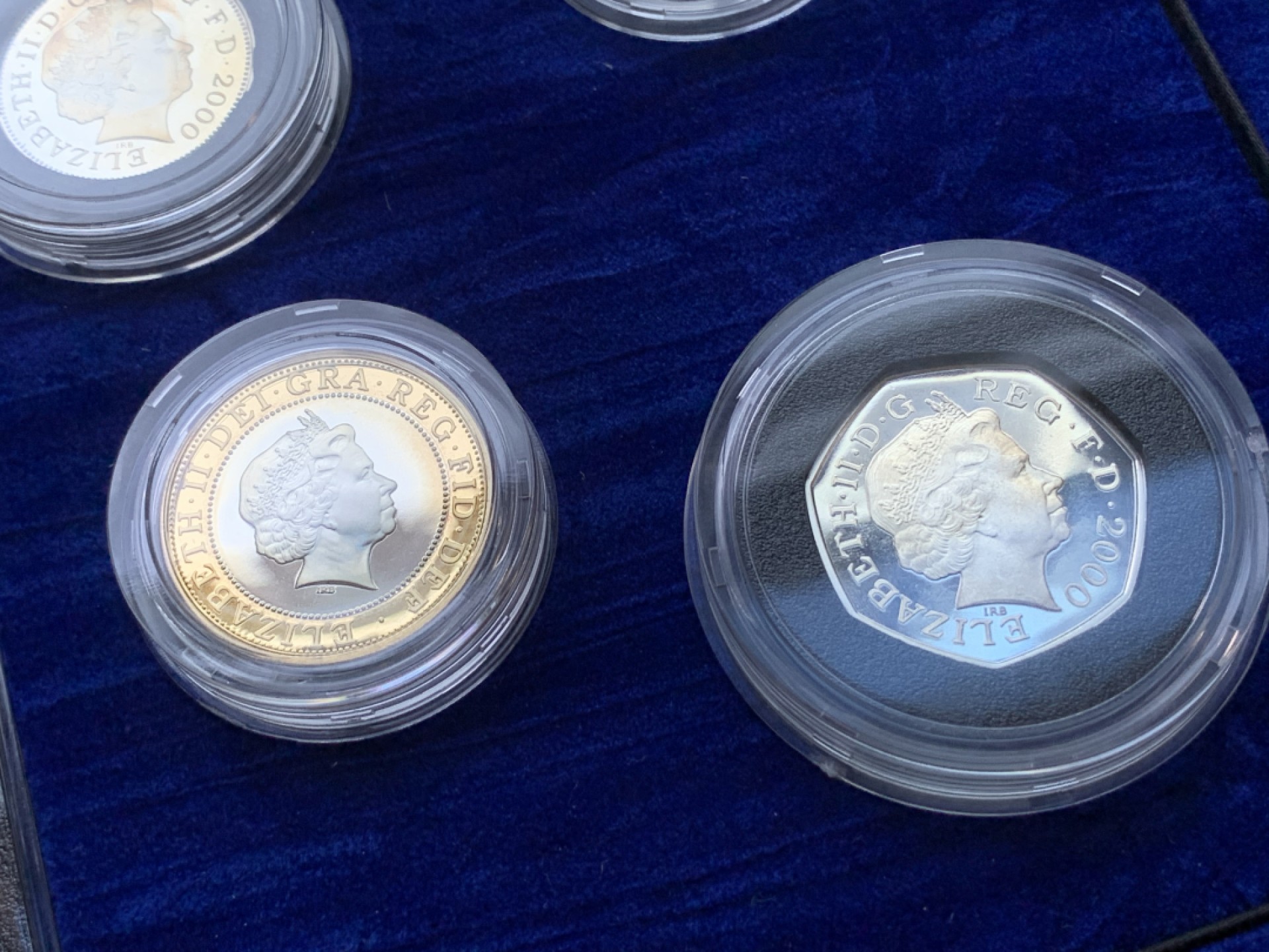 《竞宝斋》第98场-本周日，周一2场连拍（全场不限金额包邮） 2000年千禧年 英国精制全银套币 带濯足套币 国内极少见 原盒带齐全的证书 致敬永远的伊丽莎白二世女王