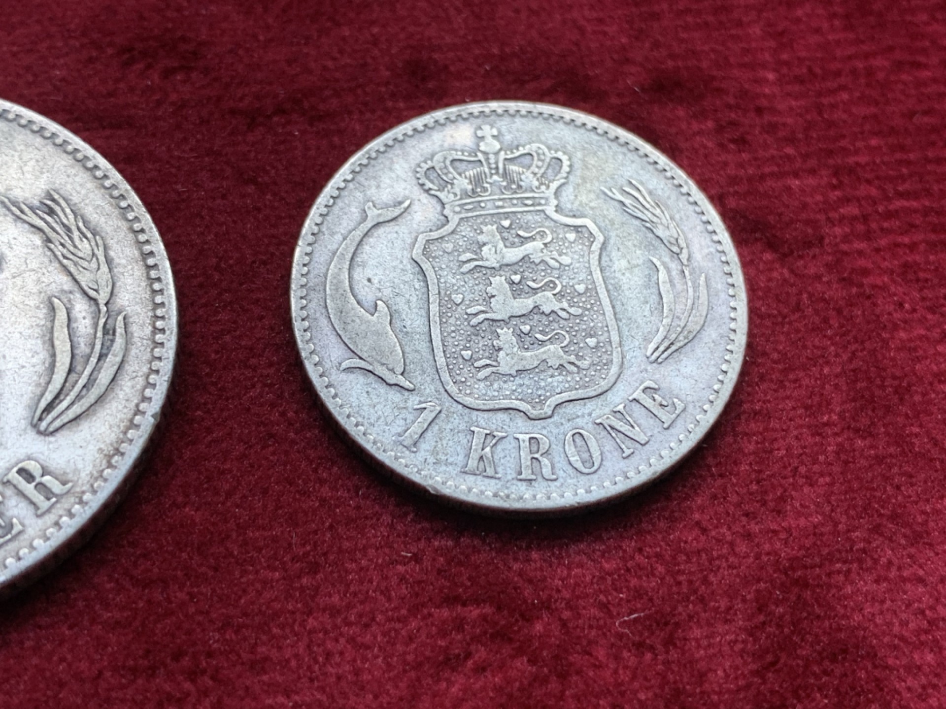 《竞宝斋》第98场-本周日，周一2场连拍（全场不限金额包邮） 丹麦银币一对 1876年海豚1克朗+1875年海豚2克朗 银币一对 少见品种