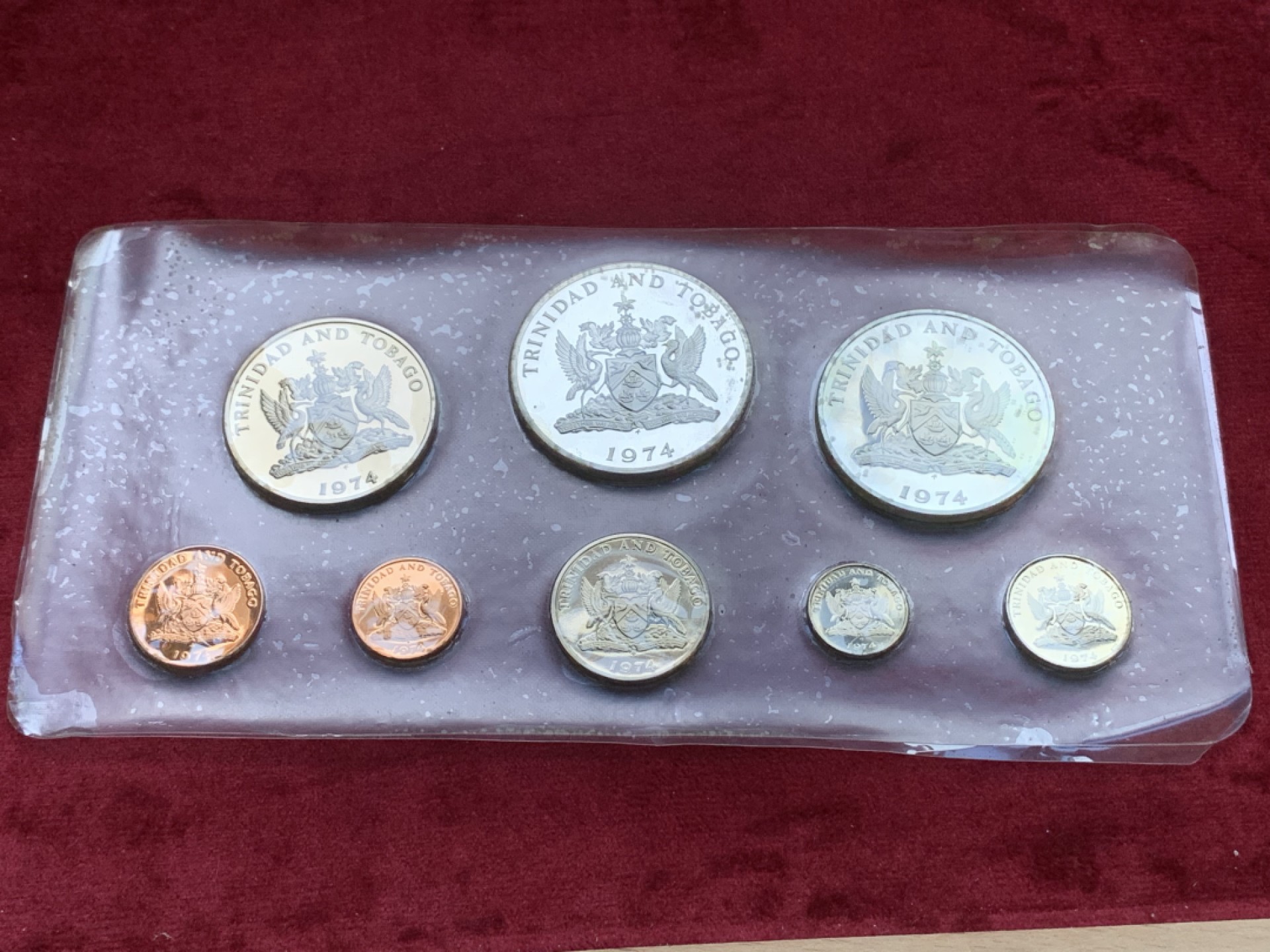 《竞宝斋》第98场-本周日，周一2场连拍（全场不限金额包邮） 特立尼达和多巴哥1974年8枚精制套币，带原盒带证书，其中5元、10元为银币（925银，直径40mm和42mm，重量27.9g和35g）