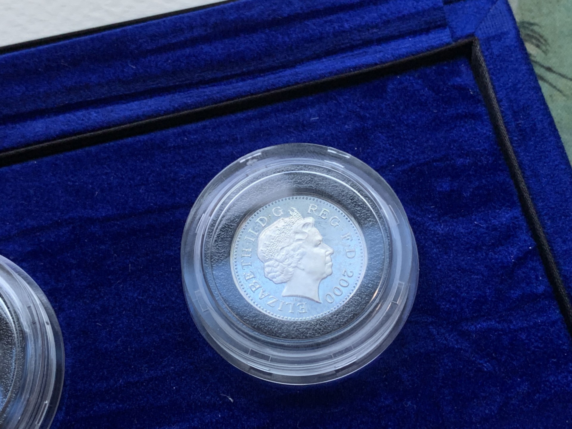 《竞宝斋》第98场-本周日，周一2场连拍（全场不限金额包邮） 2000年千禧年 英国精制全银套币 带濯足套币 国内极少见 原盒带齐全的证书 致敬永远的伊丽莎白二世女王