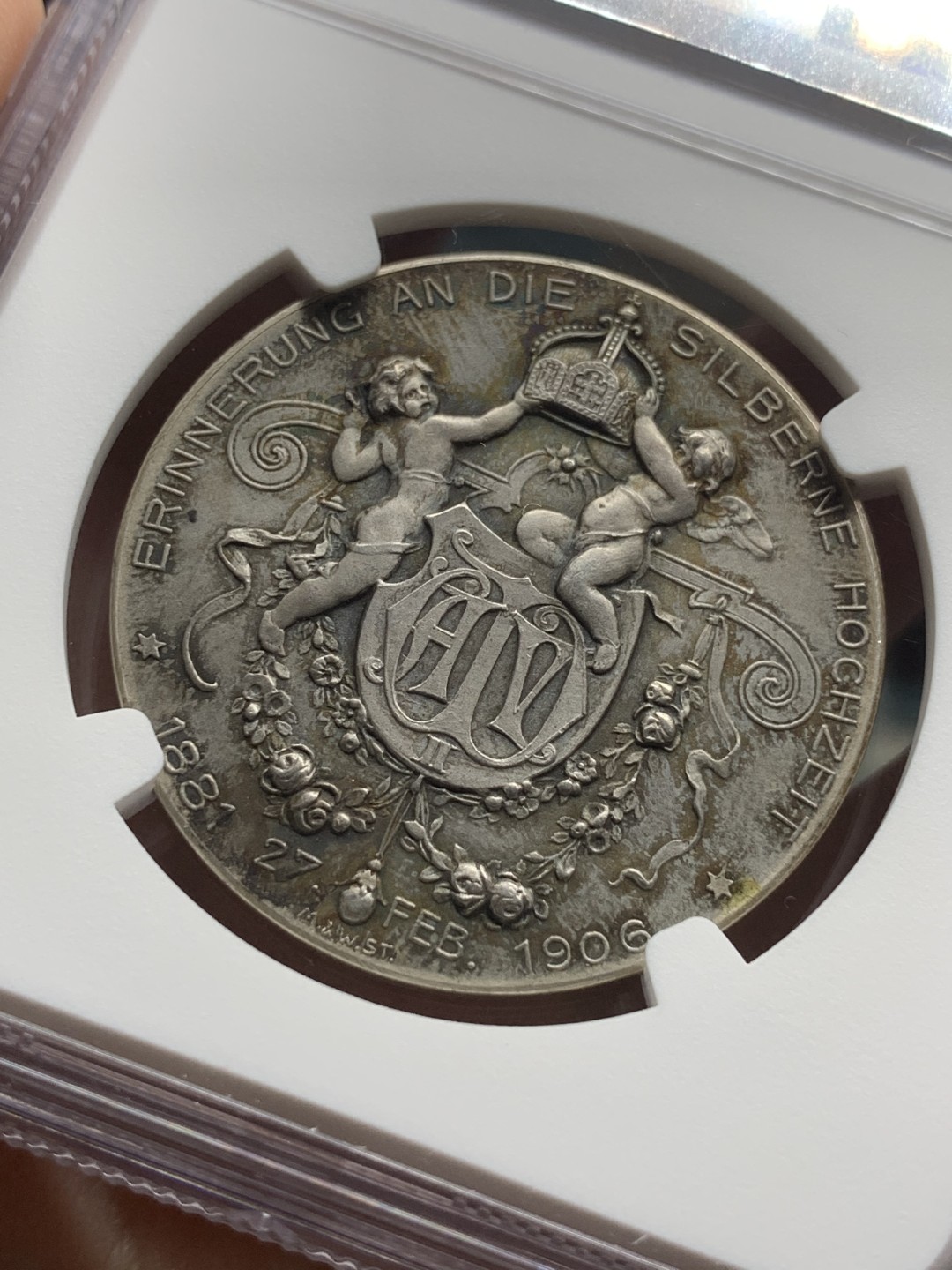 《竞宝斋》第98场-本周日，周一2场连拍（全场不限金额包邮） NGC MS63  1906年德国普鲁士威廉二世结婚25周年银婚纪念小天使 银章  原味包浆 难得好品好状态