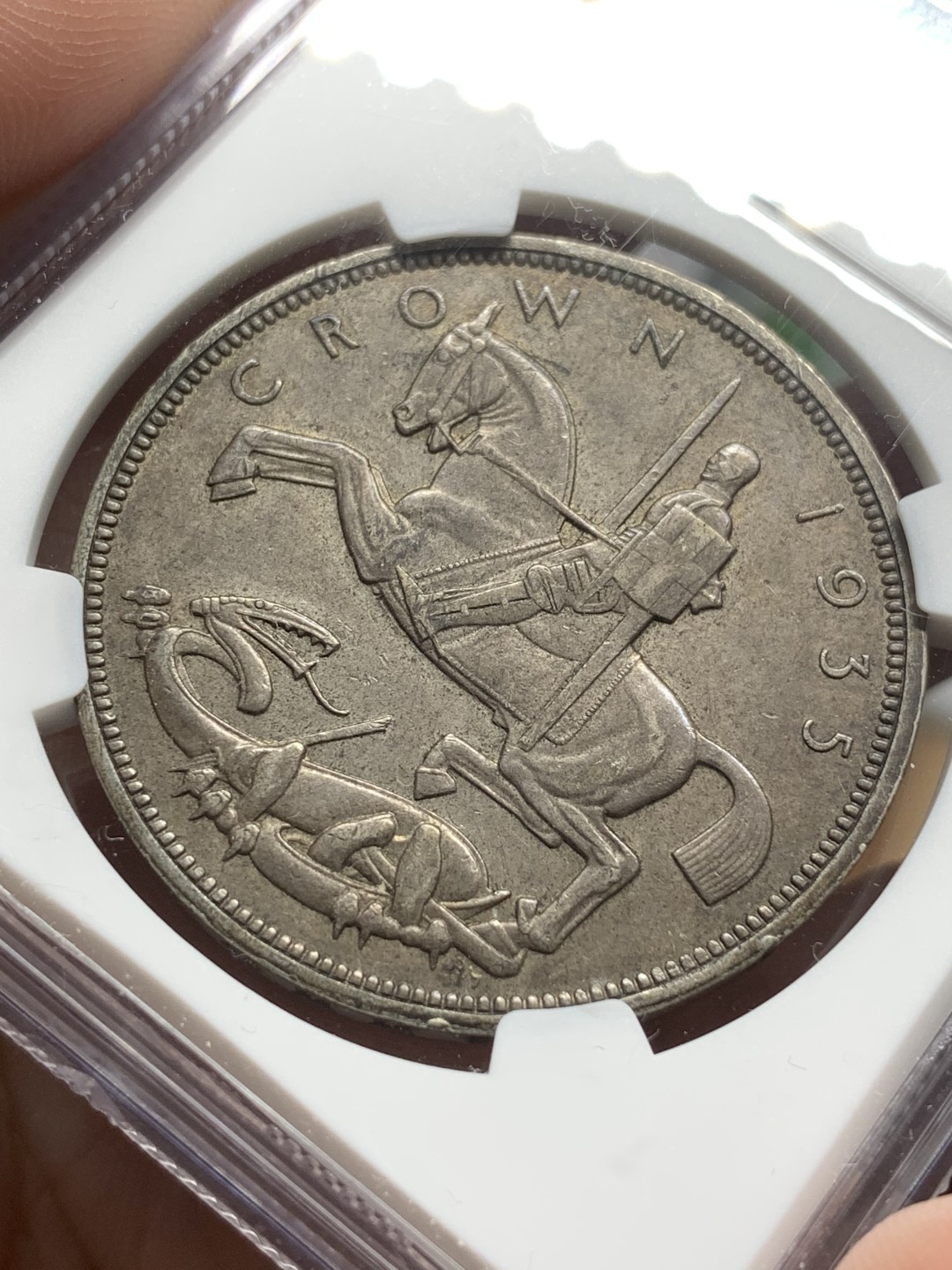 《竞宝斋》第98场-本周日，周一2场连拍（全场不限金额包邮） NGC AU55 英国 1935年 乔五 木马剑银币 原味包浆 状态不错