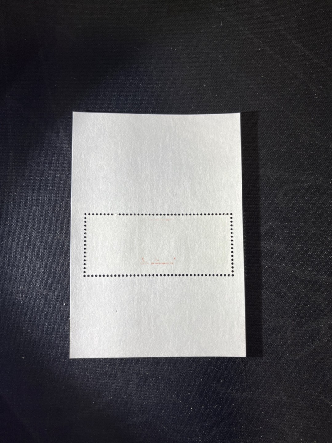 洪涛臻品 精选邮票限时拍卖第三十八期 ✦大龙小型张1枚✦  拍品是1枚，拍品为实图，新拆盒中间抽了一枚品相无瑕疵的，朋友的大龙评级99分卖了1.2万，全程带硅胶手套拆，不碰金粉，票没有触痕，收藏或者搏高分的老板留意下！！全品可直接评级
