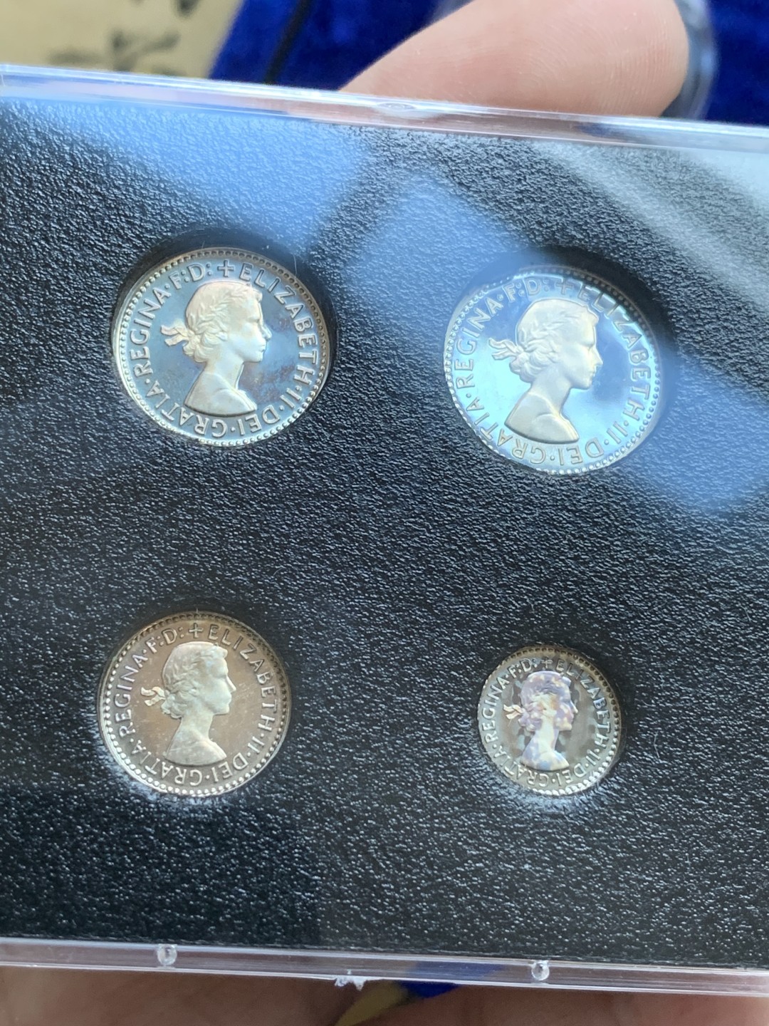 《竞宝斋》第98场-本周日，周一2场连拍（全场不限金额包邮） 2000年千禧年 英国精制全银套币 带濯足套币 国内极少见 原盒带齐全的证书 致敬永远的伊丽莎白二世女王