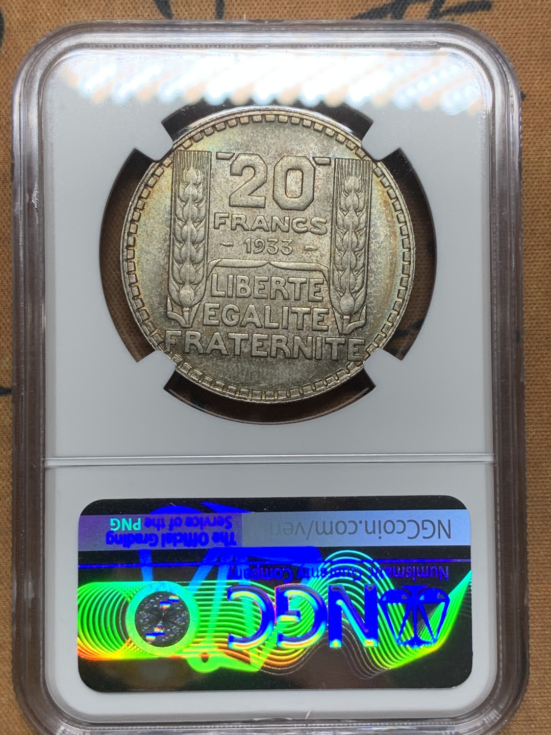 《竞宝斋》第98场-本周日，周一2场连拍（全场不限金额包邮） 第三名 NGC-MS64 法国1933年谷物女神 20法郎大银币 原光带彩 很普通的品种但是一般见到的就是XF品 这枚是顶级品相了