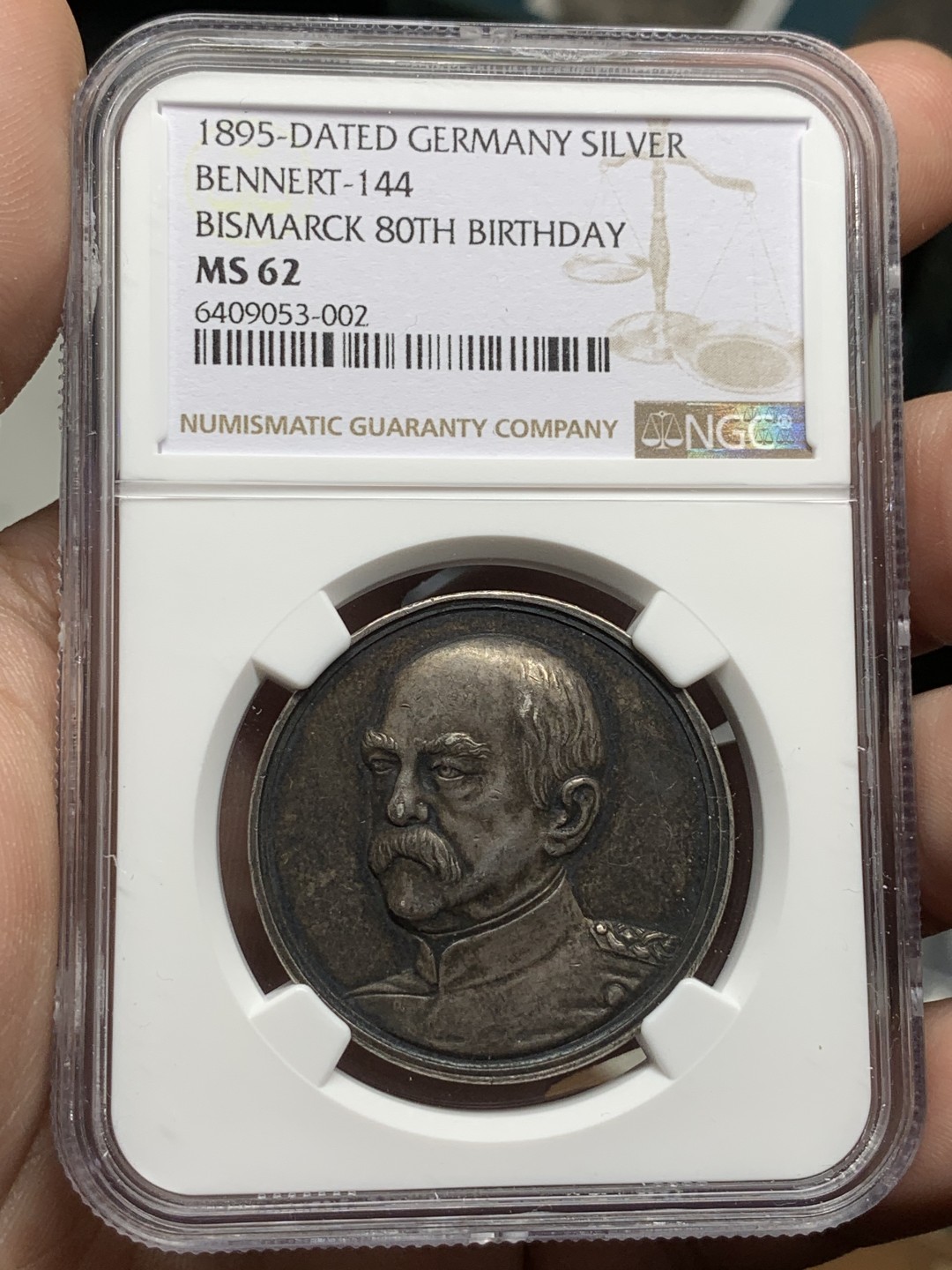 《竞宝斋》第98场-本周日，周一2场连拍（全场不限金额包邮） NGC MS62德国1895年五彩俾斯麦80大寿纪念银章，高浮雕好品特别少见