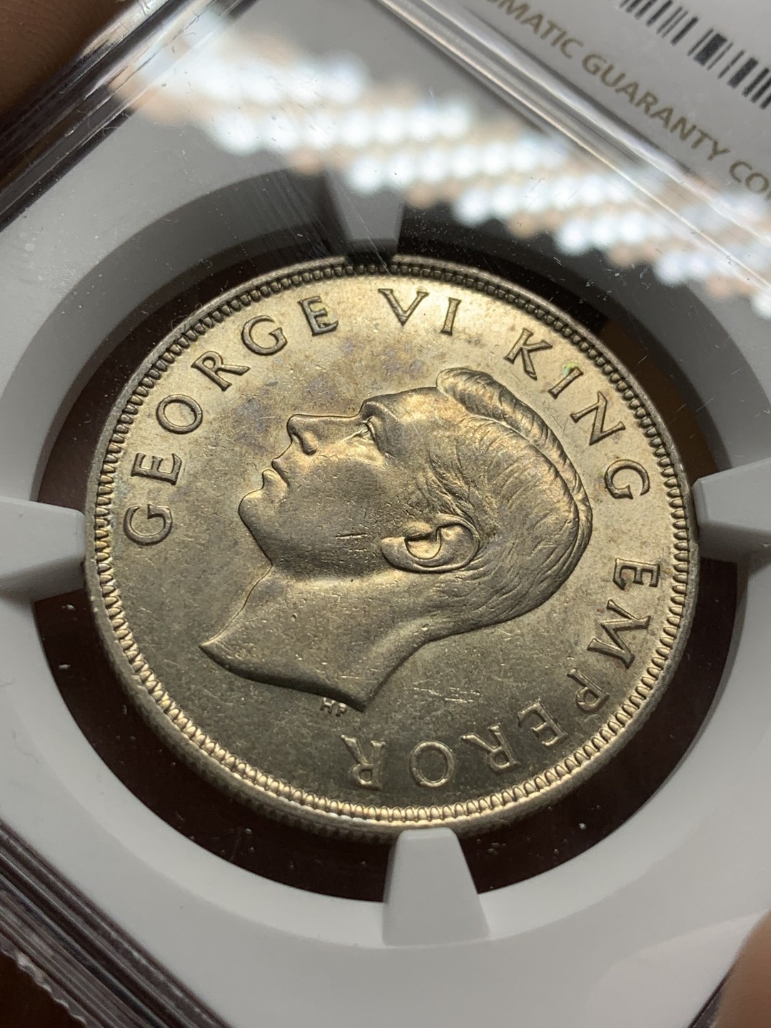 《竞宝斋》第98场-本周日，周一2场连拍（全场不限金额包邮） NGC-AU58 新西兰1940年 乔六 百年纪念 1/2克朗银币 常见一般1克朗多 半圆面值非常少见