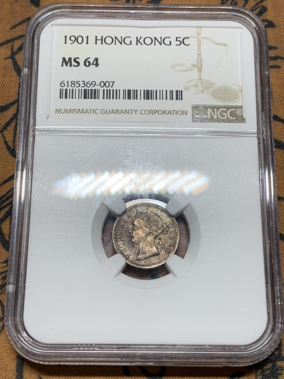 《竞宝斋》第98场-本周日，周一2场连拍（全场不限金额包邮） NGC MS64 香港 1901年 5仙 银币 深彩包浆 高分难得