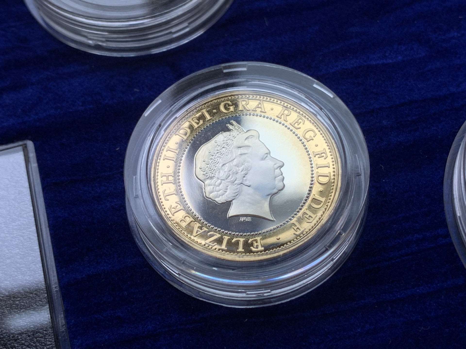 《竞宝斋》第98场-本周日，周一2场连拍（全场不限金额包邮） 2000年千禧年 英国精制全银套币 带濯足套币 国内极少见 原盒带齐全的证书 致敬永远的伊丽莎白二世女王