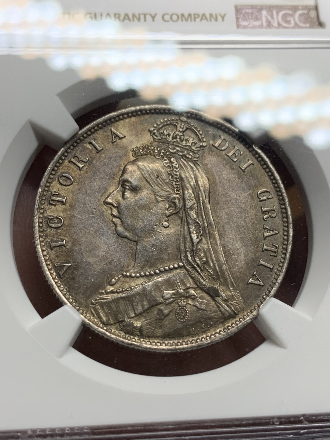 《竞宝斋》第98场-本周日，周一2场连拍（全场不限金额包邮） NGC AU58 五彩英国1887年维多利亚女王高冠半克朗银币