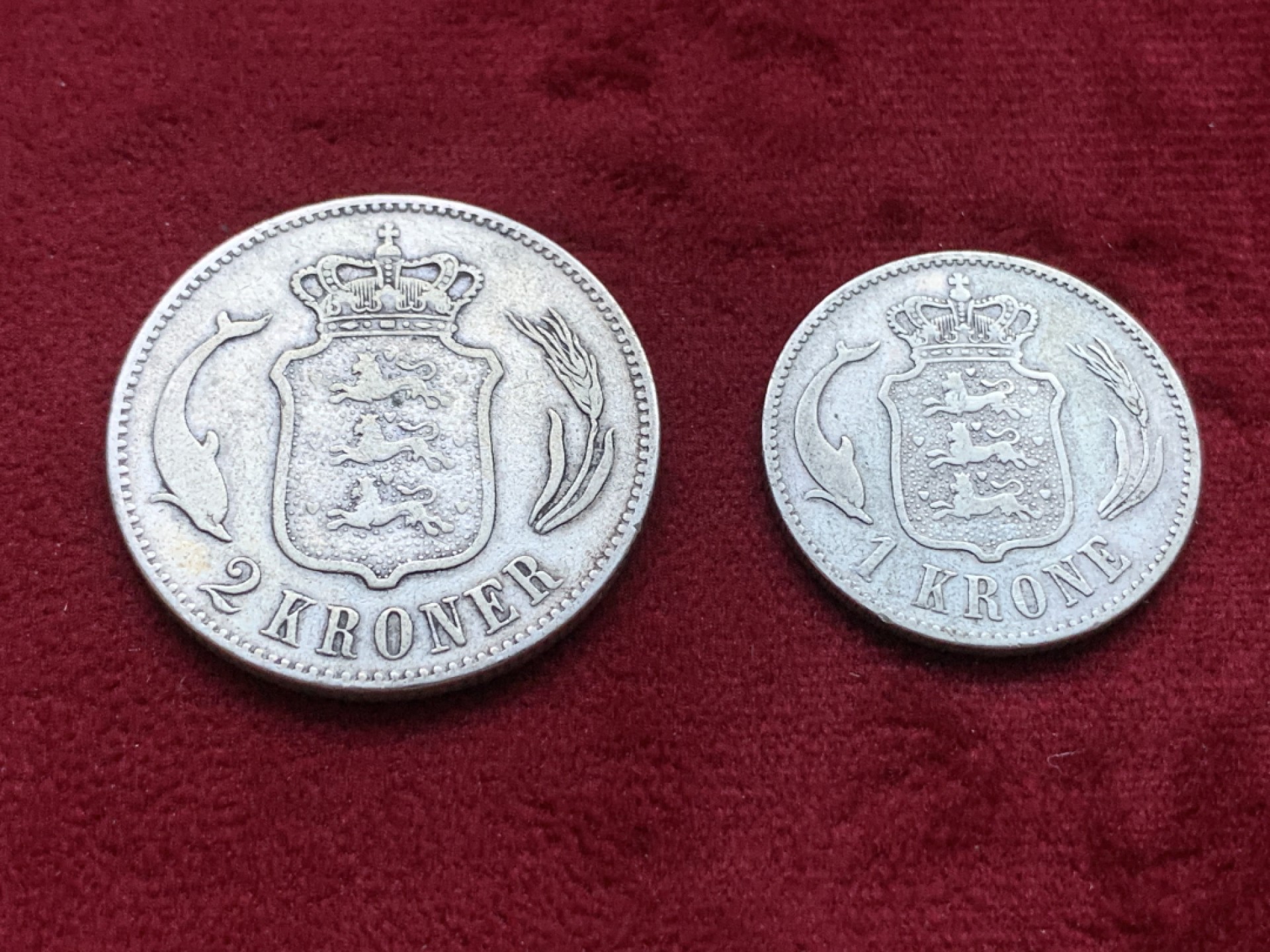 《竞宝斋》第98场-本周日，周一2场连拍（全场不限金额包邮） 丹麦银币一对 1876年海豚1克朗+1875年海豚2克朗 银币一对 少见品种