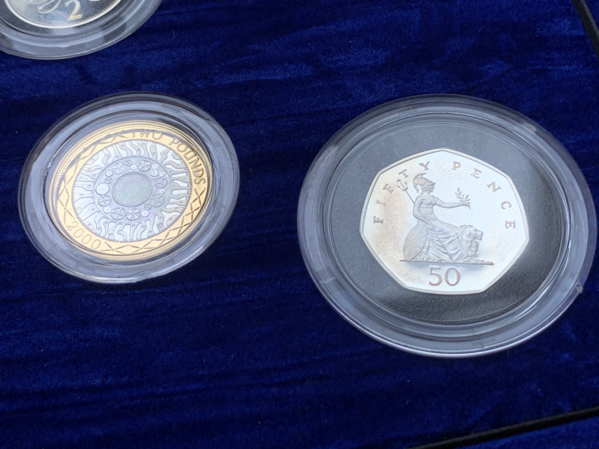 《竞宝斋》第98场-本周日，周一2场连拍（全场不限金额包邮） 2000年千禧年 英国精制全银套币 带濯足套币 国内极少见 原盒带齐全的证书 致敬永远的伊丽莎白二世女王