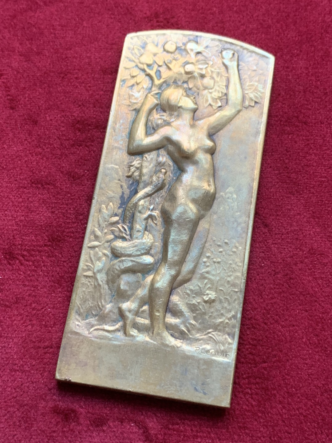 《竞宝斋》第98场-本周日，周一2场连拍（全场不限金额包邮） 法国新艺术时期异形铜章，偷食禁果的夏娃。Lenoir大师名誉作品，边铭三角+Bronze。刻画精美，铜光泛彩，稀见的品种 宽36.5高85.5mm