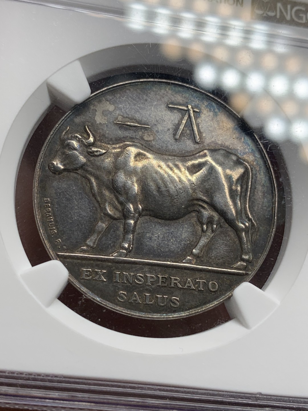 《竞宝斋》第98场-本周日，周一2场连拍（全场不限金额包邮） NGC AU58 法国1814年 接种牛痘纪念银章 直径33mm，黑包浆，环彩，高浮雕