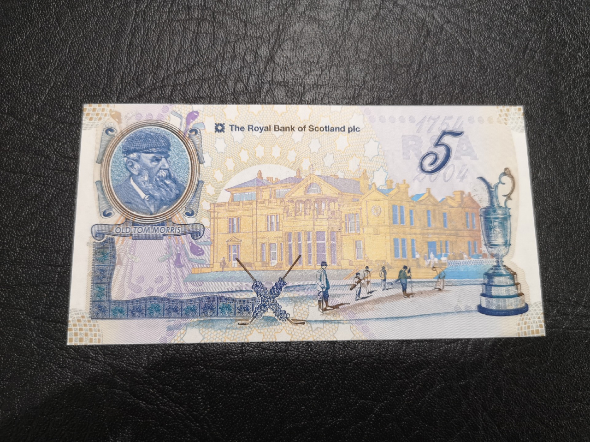 《外钞收藏家》第二百零五期 苏格兰经典专场👍 苏格兰皇家银行-2004-5镑	R&A 0047676	P-363	古代高尔夫俱乐部250周年	全新UNC