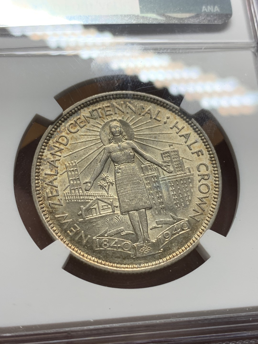 《竞宝斋》第98场-本周日，周一2场连拍（全场不限金额包邮） NGC-AU58 新西兰1940年 乔六 百年纪念 1/2克朗银币 常见一般1克朗多 半圆面值非常少见