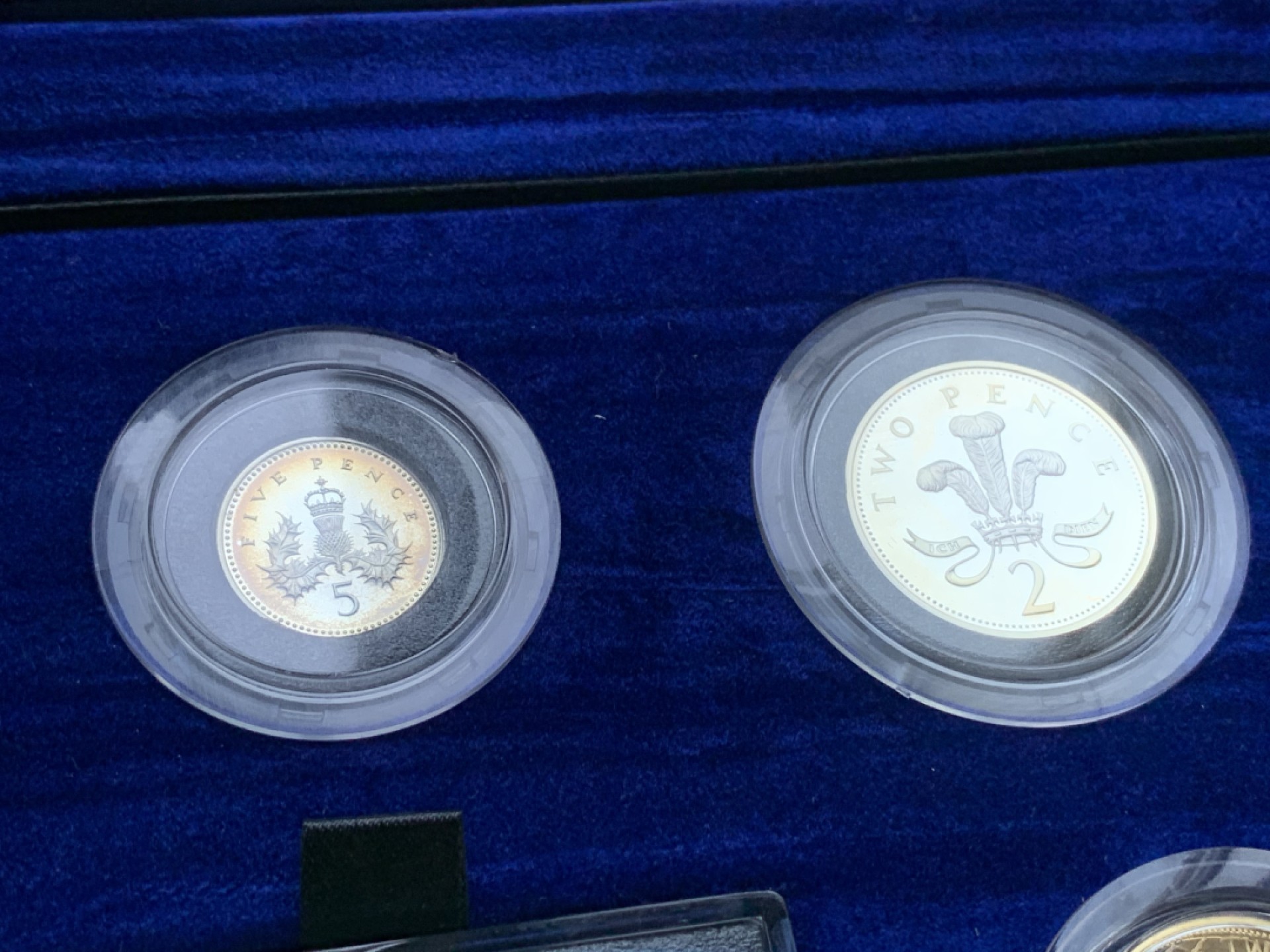 《竞宝斋》第98场-本周日，周一2场连拍（全场不限金额包邮） 2000年千禧年 英国精制全银套币 带濯足套币 国内极少见 原盒带齐全的证书 致敬永远的伊丽莎白二世女王