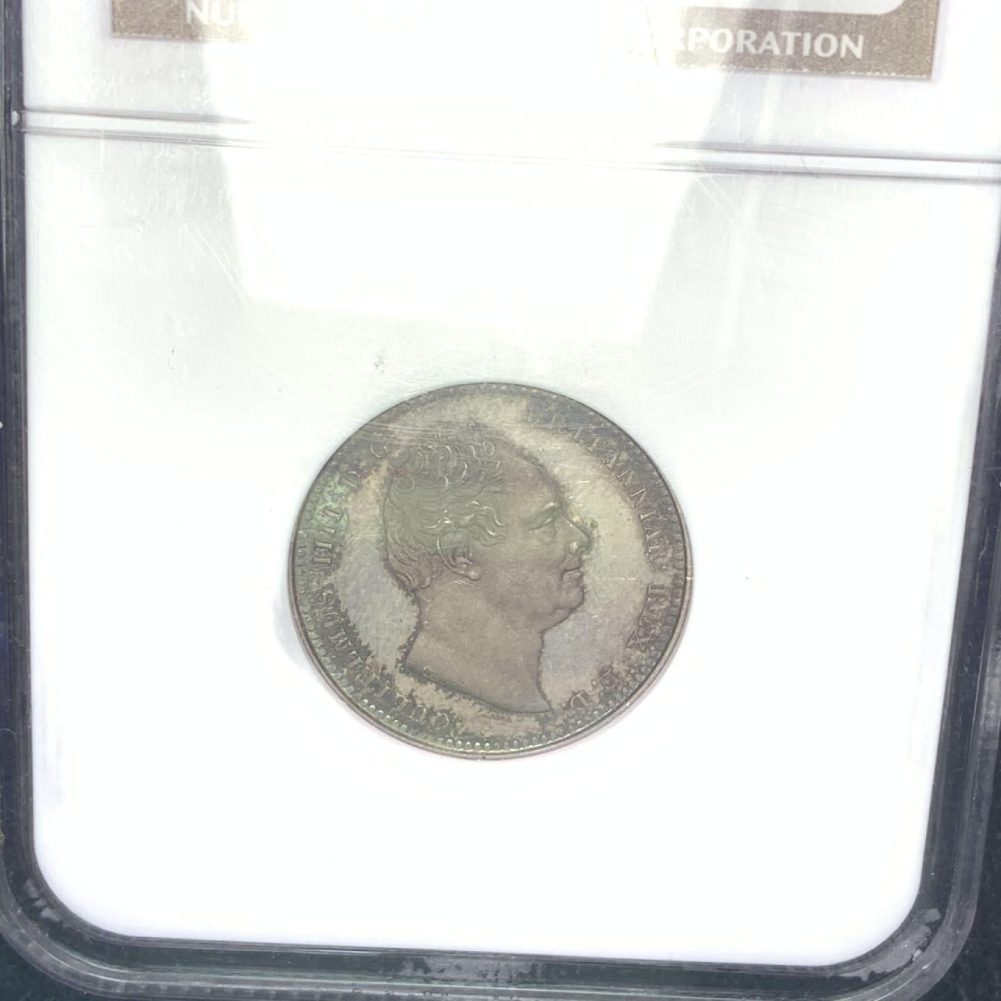 《竞宝斋》第98场-本周日，周一2场连拍（全场不限金额包邮） NGC-PF64 1831年英国威廉四世精铸先令银币-平边（NGC老盒，英伦包浆状态佳）盒子正面左上角边缘有小缺口