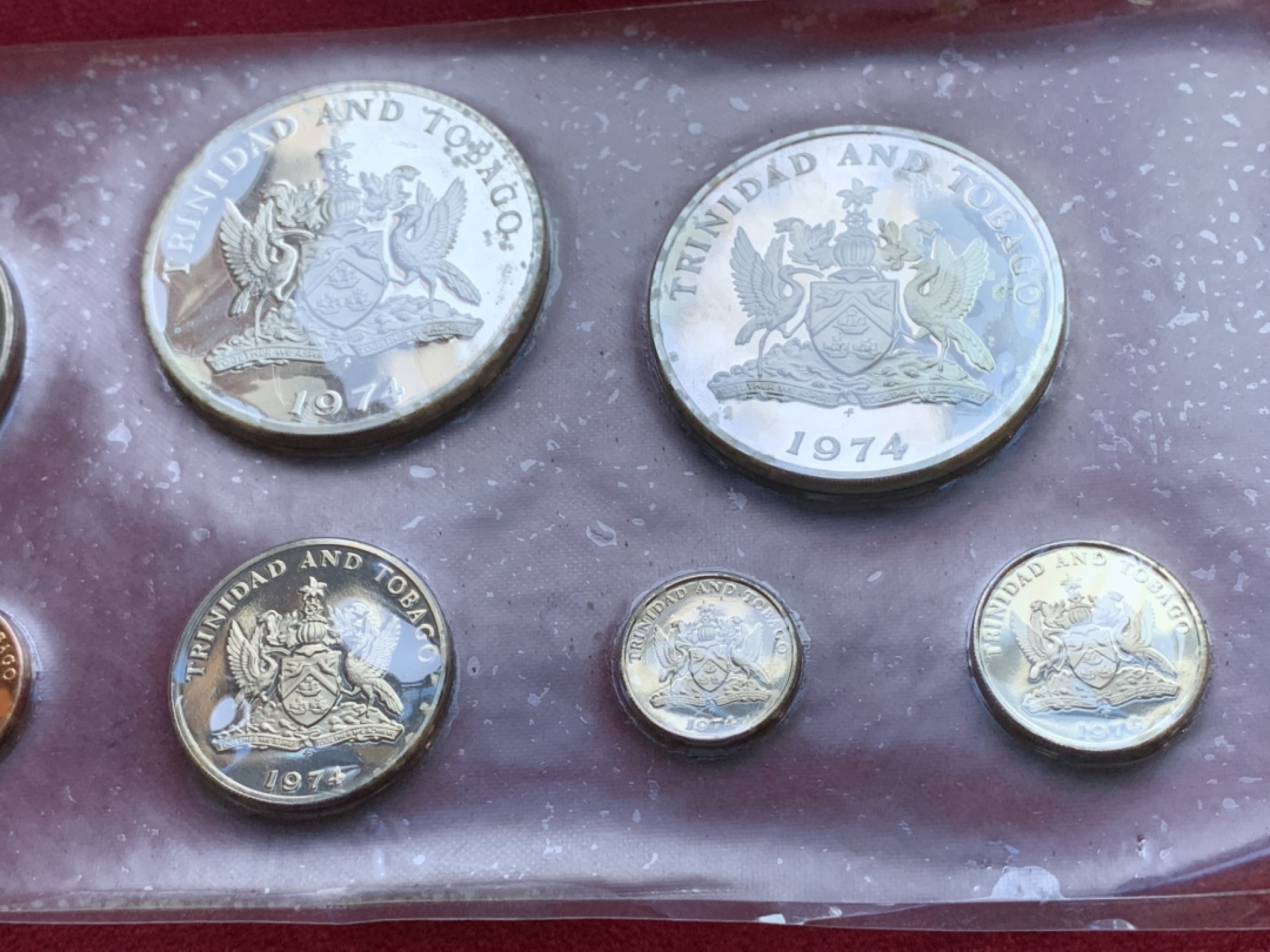 《竞宝斋》第98场-本周日，周一2场连拍（全场不限金额包邮） 特立尼达和多巴哥1974年8枚精制套币，带原盒带证书，其中5元、10元为银币（925银，直径40mm和42mm，重量27.9g和35g）
