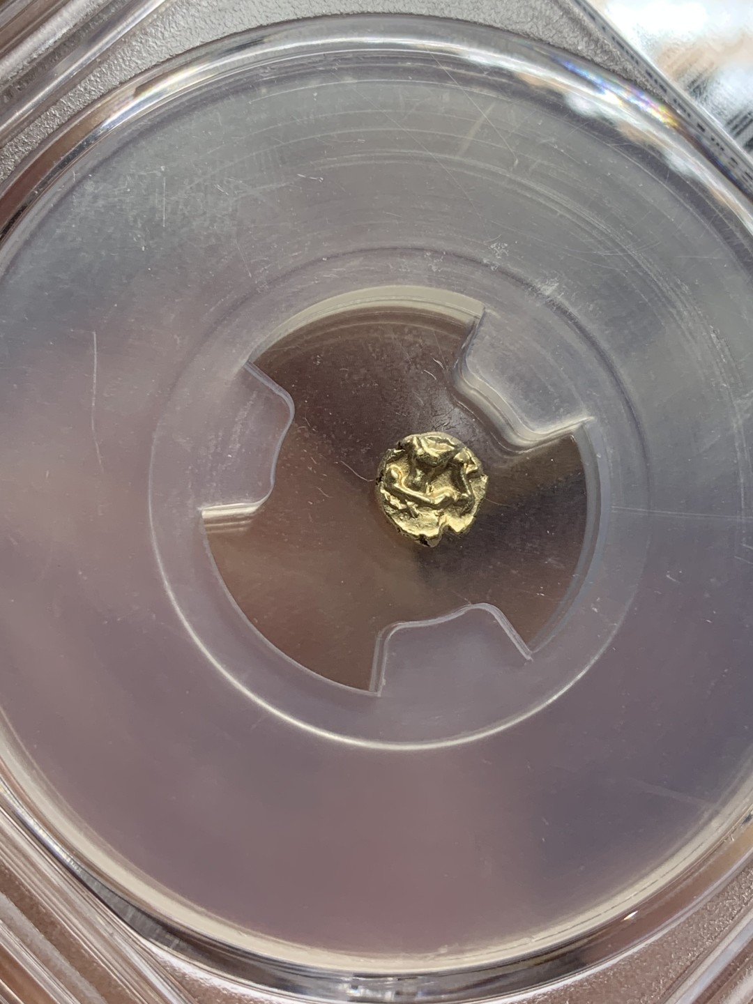 《竞宝斋》第98场-本周日，周一2场连拍（全场不限金额包邮） PCGS MS63 原光印度1638-1662年间迈索尔1法南金币，正面毗湿奴神像，背面印度文字，盒子背面有小磕