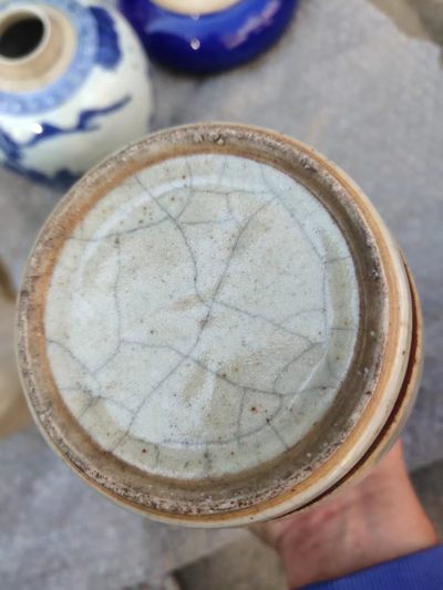 瓷器小拍 - 晚清民国哥釉瓶 20多cm高 画片好 口沿有一块掉粘