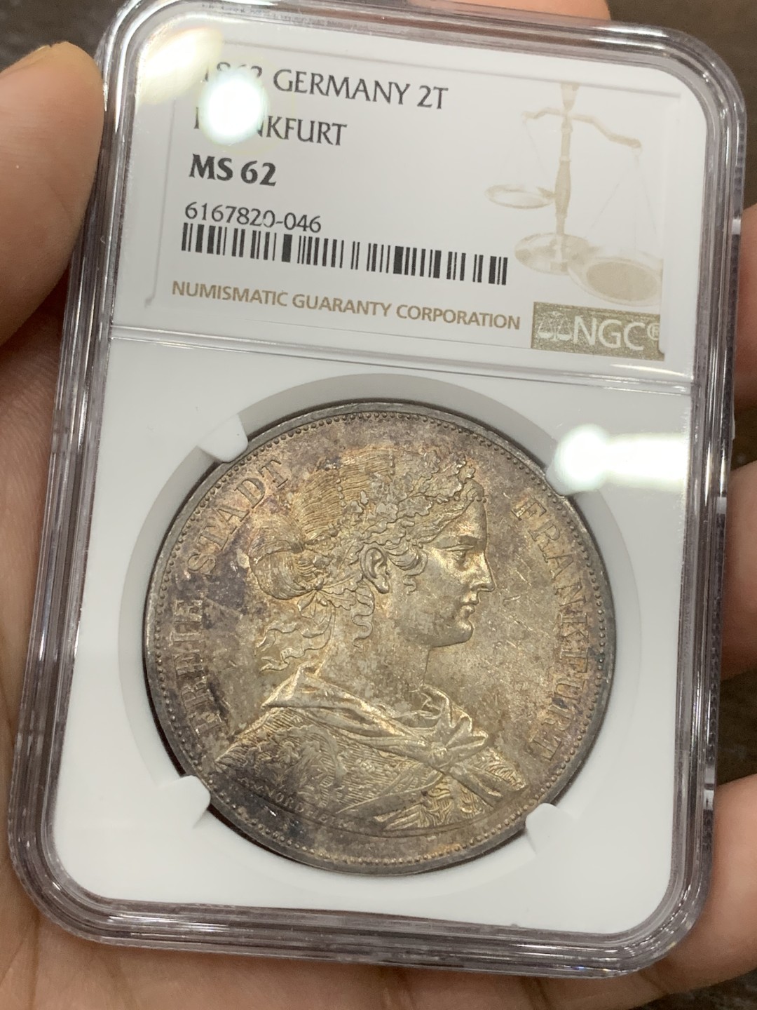 《竞宝斋》第98场-本周日，周一2场连拍（全场不限金额包邮） NGC-MS62 德国 1862 法兰克福 少女 2泰勒 大银币 灰彩色包浆 状态不错 37克大银币