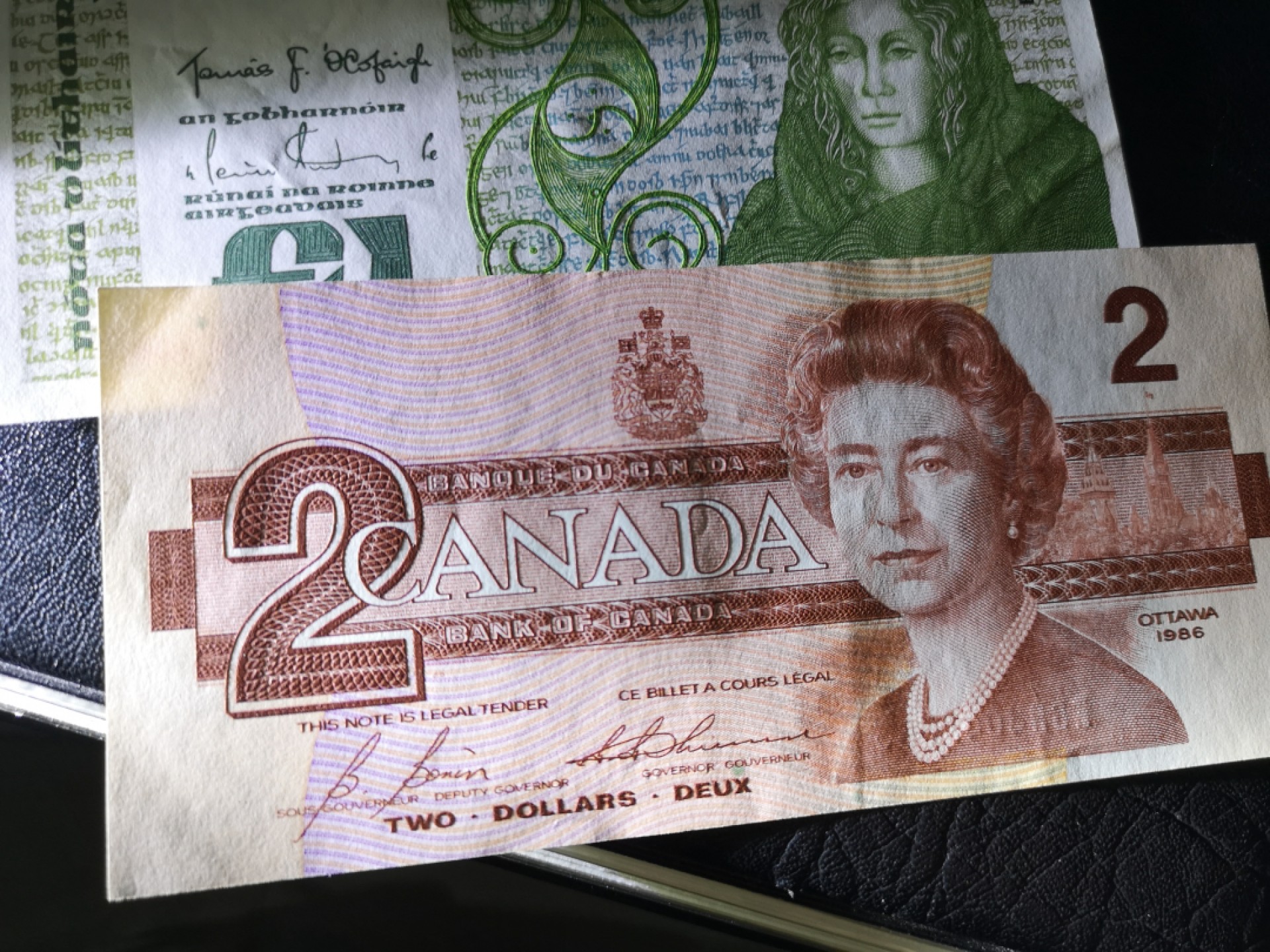 《外钞收藏家》第二百零四期 英国、爱尔兰、加拿大三张一起 都是近全新都有些瑕疵