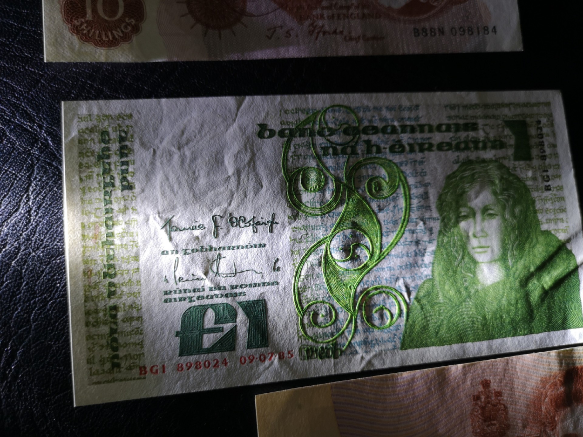 《外钞收藏家》第二百零四期 英国、爱尔兰、加拿大三张一起 都是近全新都有些瑕疵