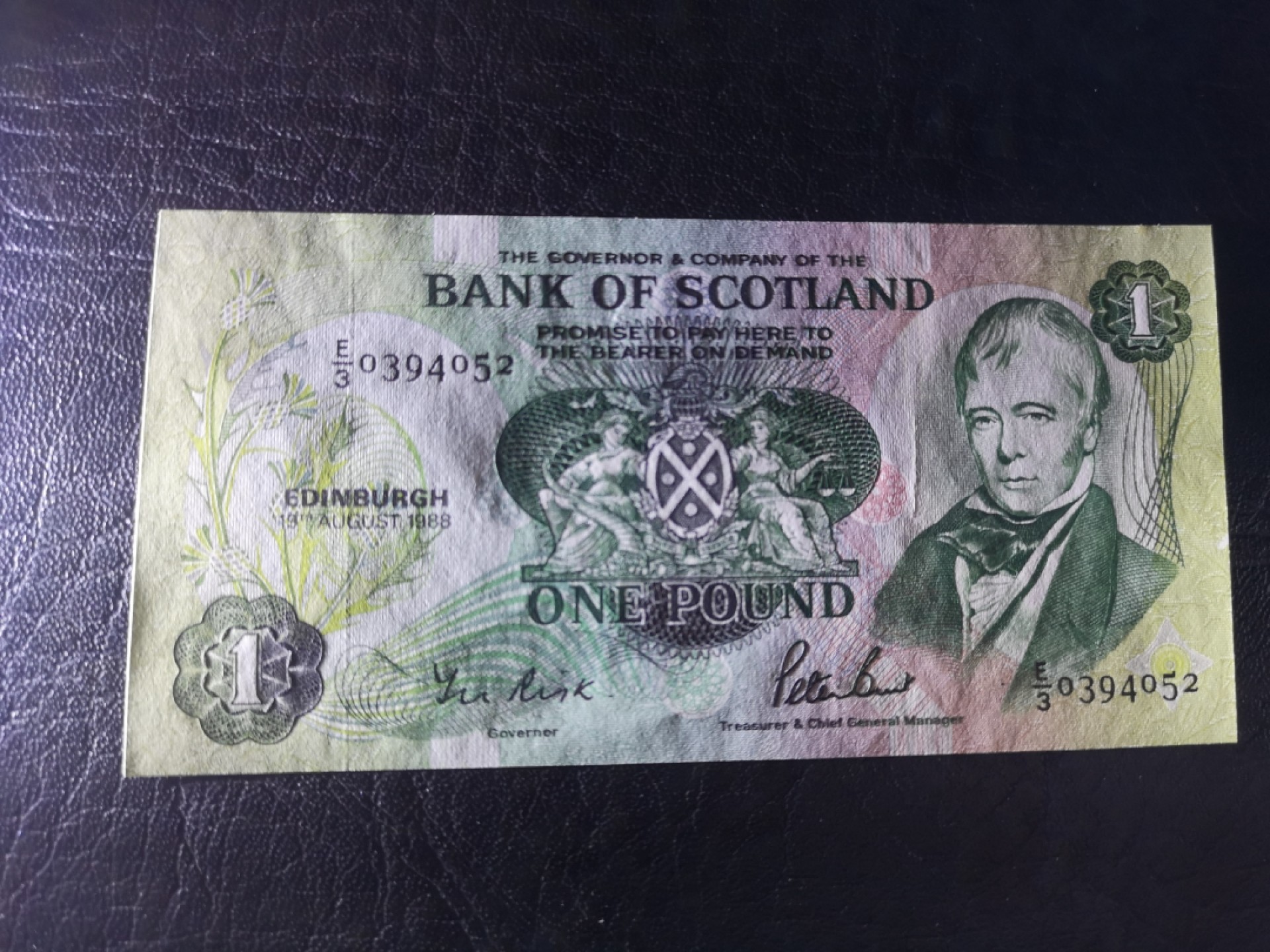 《外钞收藏家》第二百零五期 苏格兰经典专场👍 苏格兰银行-1988-1镑	E/3 0394052	 P-111  全新有一个极小的荧光瑕疵  另一张苏格兰银行-1988-5镑	DZ 999598	P-112疑似有折 两张一起
