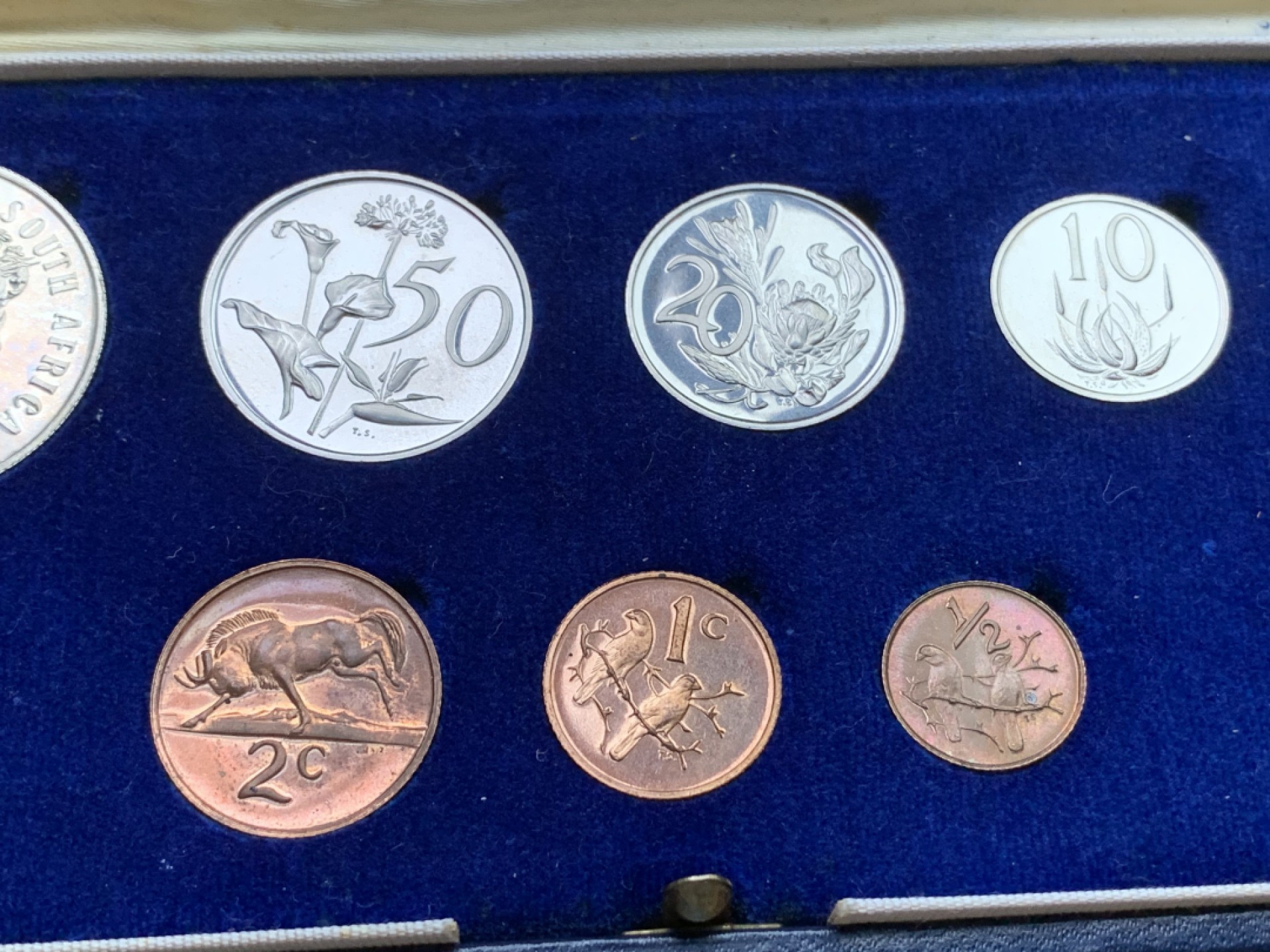 《竞宝斋》第98场-本周日，周一2场连拍（全场不限金额包邮） 南非1971年8枚精制套币，带原盒 细节如图