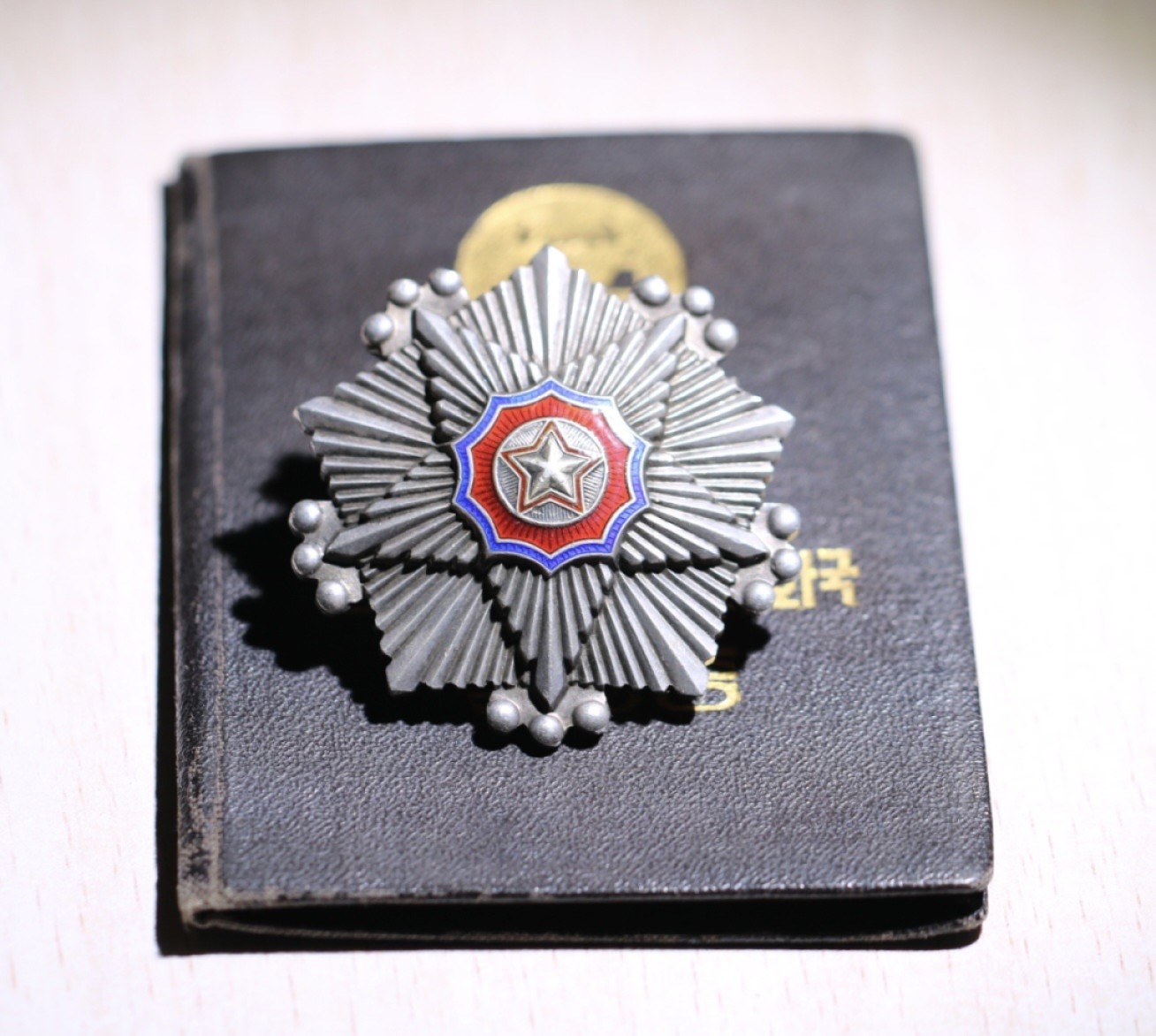 大猫徽章拍卖第203期 朝鲜🇰🇵三级国旗勋章 证书有涂改