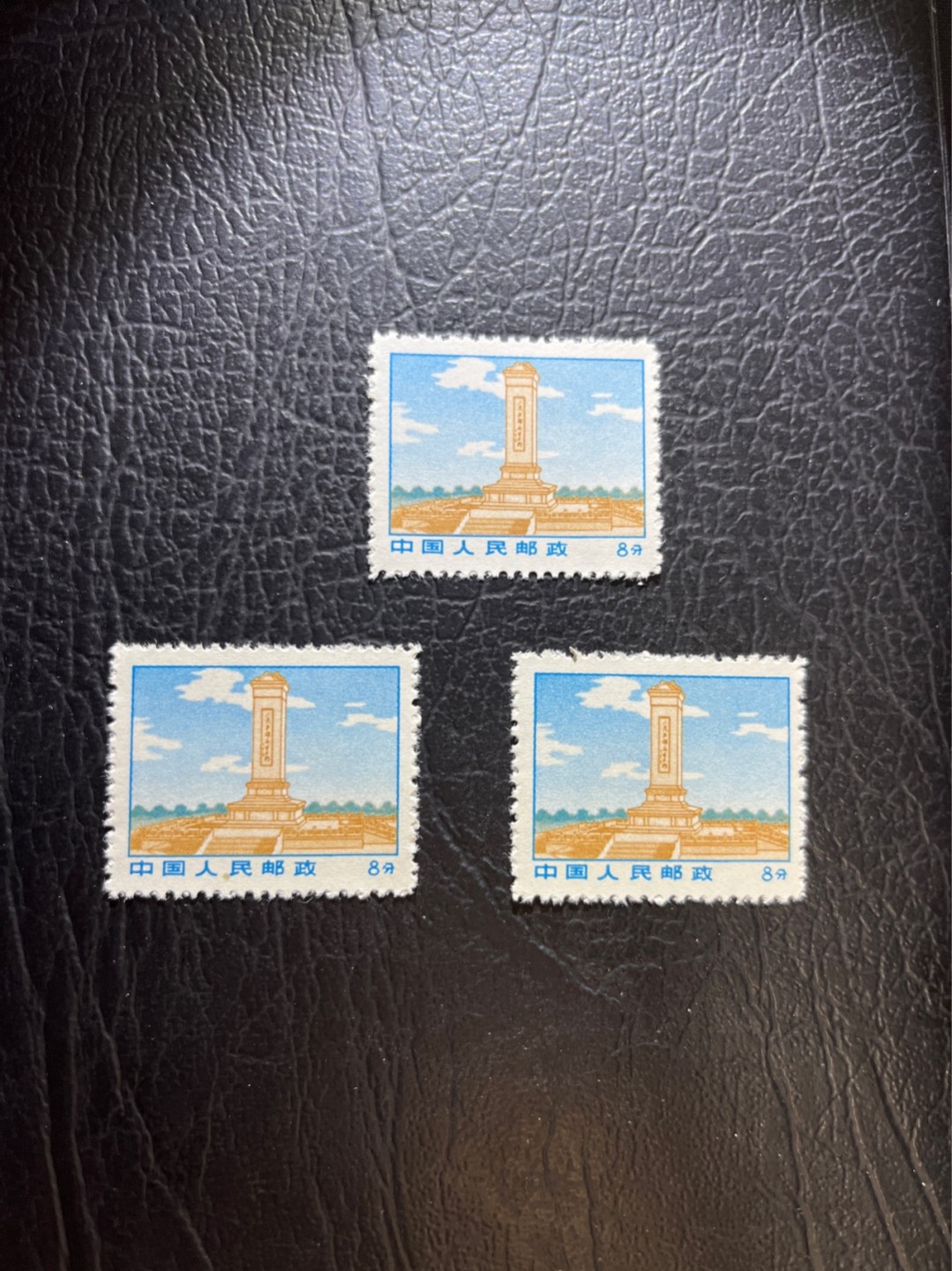洪涛臻品 精选邮票限时拍卖第三十九期 普无号  8分宝塔山，3枚1组，版撕嘎嘎绝，文革期间发行的唯一一套普票，非常有特点，集邮册中不可缺少的一组，文革票人气足，潜力大，目前处于价值洼地，版撕全品可直接评级，ASG评级资源储备，注意捡漏