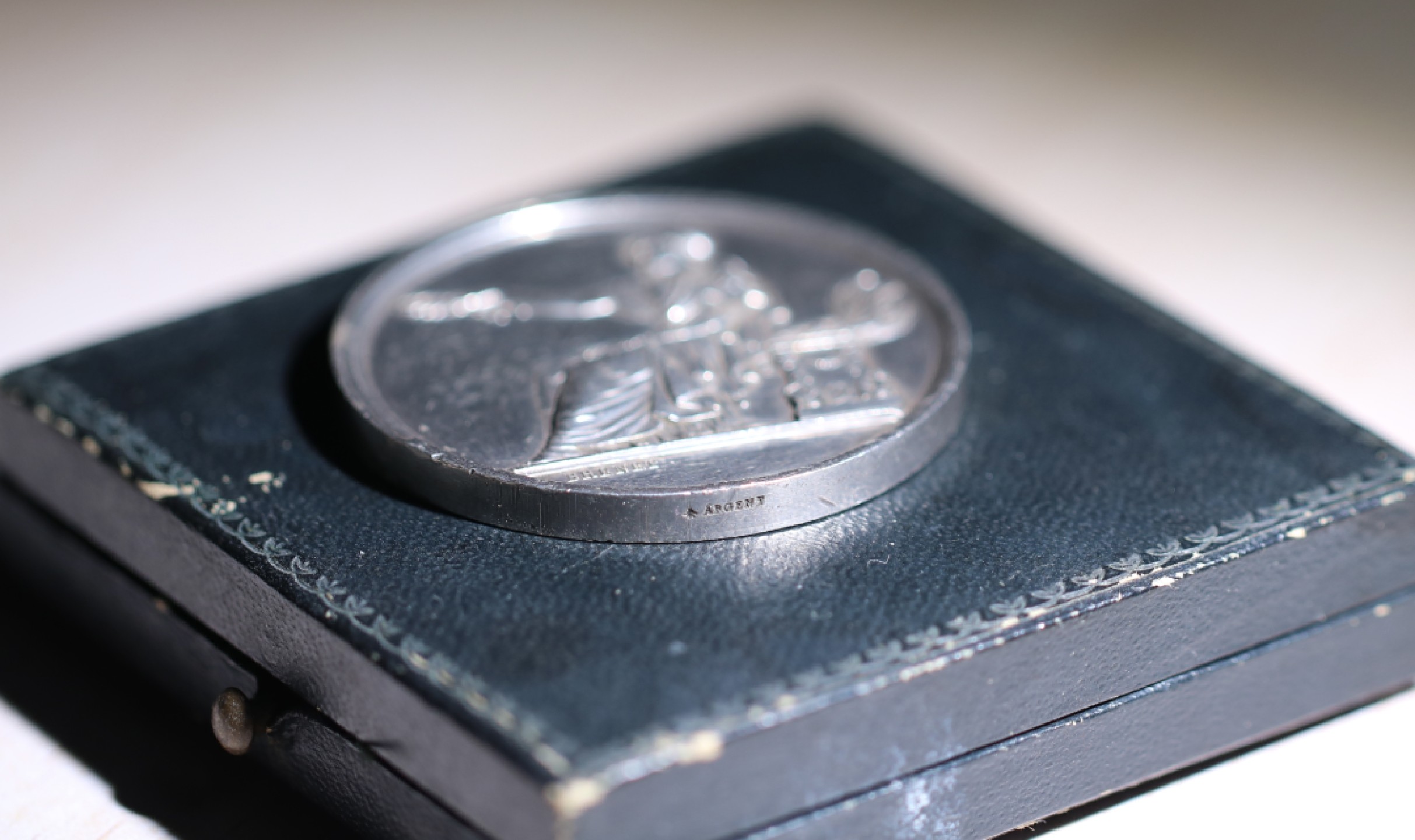 大猫徽章拍卖第203期 法国1862玛丽安娜女神大银章 原盒 侧面银戳